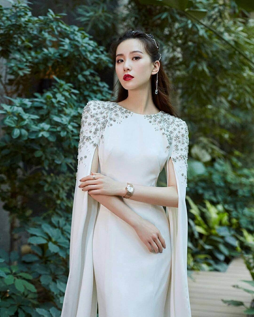 ジェニーパッカムさんのインスタグラム写真 - (ジェニーパッカムInstagram)「Liu Shishi #dressedinjenny wearing the Elspeth gown from the 2021 Bridal Collection.  ​ ​Elspeth will be available internationally in January.  ​ ​For further information on this style please contact enquiries@jennypackham.com」12月17日 18時16分 - jennypackham