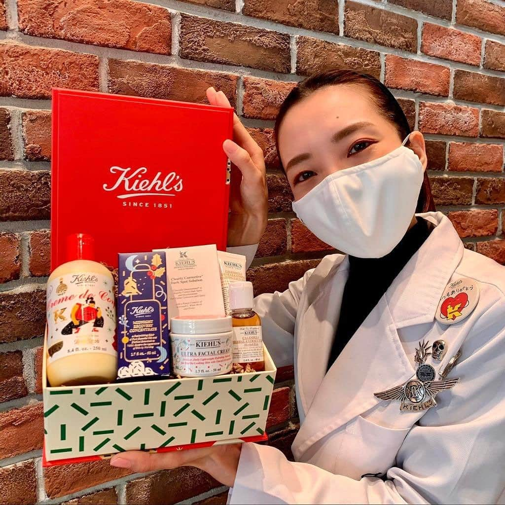 キールズ Kiehl's Japanさんのインスタグラム写真 - (キールズ Kiehl's JapanInstagram)「#キールズフラグシップ KCRが選ぶ、ホリデイギフトアイテムをご紹介🎁 福山KCR( @miwa_kiehls )は、潤いあふれるふっくら肌に導く #キールズクリームUFC と睡眠中の美肌サポートをしてくれる大人気の #ミッドナイトオイル に、肌をしっとりなめらかに導くボディクリームの3製品をセレクト。今だけのホリデイ限定エディションも発売中です✨ 自分へのご褒美はもちろん、大切な方へギフトにもおすすめですよ🎁 @kiehlsjp #kiehls #キールズ #スキンケア #ヘルシースキン #アポセカリー #ニューヨーク #NewYork #skincare #キールズホリデイ2020」12月17日 18時10分 - kiehlsjp