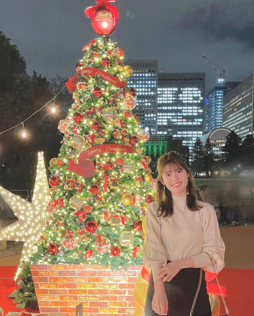 鈴木茉由さんのインスタグラム写真 - (鈴木茉由Instagram)「日比谷公園でやってるクリスマスマーケットに行ってきたよ🎄💝 かわいいくまツリーがあった🧸♡ このニット、もっちもちで着心地ばつぐんなの🧶 袖のところがケーブルでぷくっとなってるのが可愛い♡ スカートはあったかいコーデュロイ素材だから、夜でも寒くなかったよ🧸 どっちも @fifth_store で60%OFFクーポンでてた🤭 . #fifth #fifthtl #フィフス #ケーブル編みボリュームスリーブニット #リブレスコーデュロイフレアヘムスカート #フェミニン #スカート #ニット #ニットコーデ #スカートコーデ #クリスマス #日比谷公園 #クリスマスマーケット #saintlaurentbag #christmastree」12月17日 18時10分 - mayu__09