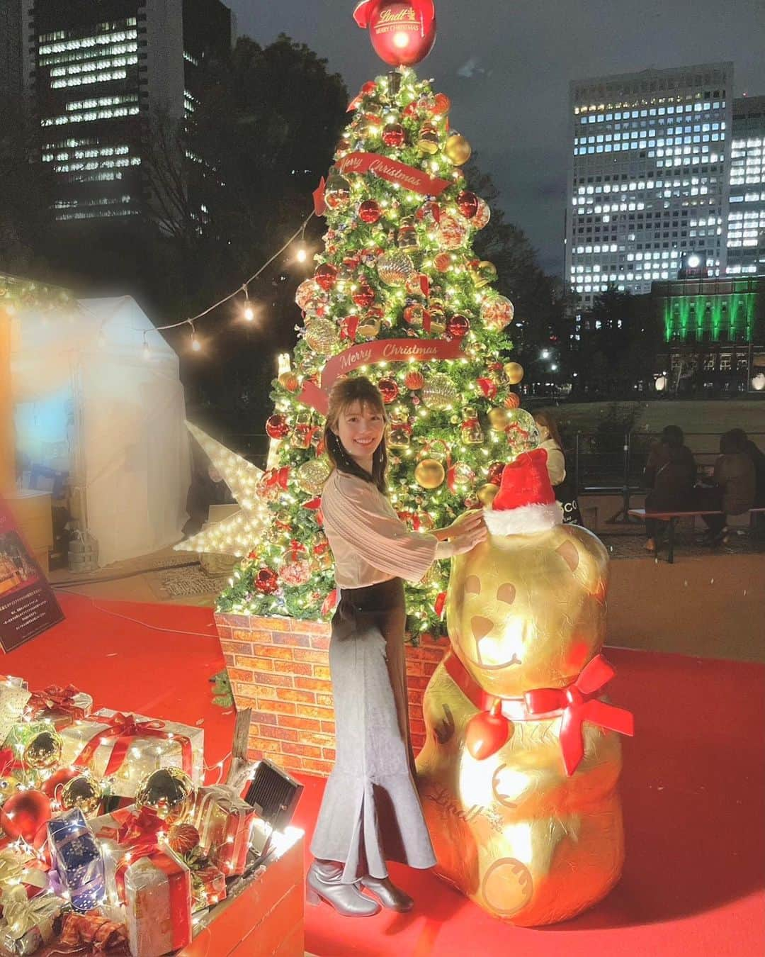 鈴木茉由さんのインスタグラム写真 - (鈴木茉由Instagram)「日比谷公園でやってるクリスマスマーケットに行ってきたよ🎄💝 かわいいくまツリーがあった🧸♡ このニット、もっちもちで着心地ばつぐんなの🧶 袖のところがケーブルでぷくっとなってるのが可愛い♡ スカートはあったかいコーデュロイ素材だから、夜でも寒くなかったよ🧸 どっちも @fifth_store で60%OFFクーポンでてた🤭 . #fifth #fifthtl #フィフス #ケーブル編みボリュームスリーブニット #リブレスコーデュロイフレアヘムスカート #フェミニン #スカート #ニット #ニットコーデ #スカートコーデ #クリスマス #日比谷公園 #クリスマスマーケット #saintlaurentbag #christmastree」12月17日 18時10分 - mayu__09