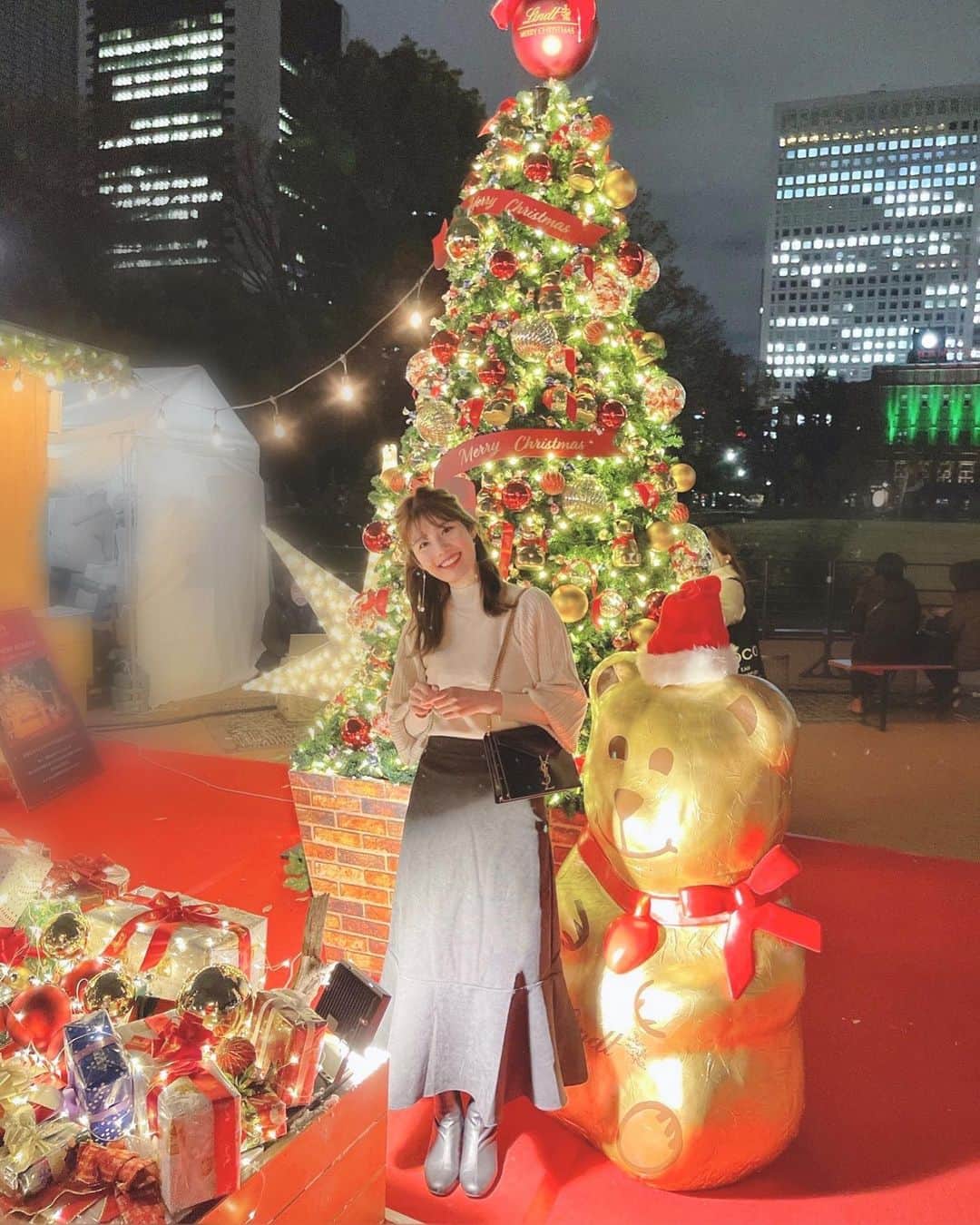 鈴木茉由さんのインスタグラム写真 - (鈴木茉由Instagram)「日比谷公園でやってるクリスマスマーケットに行ってきたよ🎄💝 かわいいくまツリーがあった🧸♡ このニット、もっちもちで着心地ばつぐんなの🧶 袖のところがケーブルでぷくっとなってるのが可愛い♡ スカートはあったかいコーデュロイ素材だから、夜でも寒くなかったよ🧸 どっちも @fifth_store で60%OFFクーポンでてた🤭 . #fifth #fifthtl #フィフス #ケーブル編みボリュームスリーブニット #リブレスコーデュロイフレアヘムスカート #フェミニン #スカート #ニット #ニットコーデ #スカートコーデ #クリスマス #日比谷公園 #クリスマスマーケット #saintlaurentbag #christmastree」12月17日 18時10分 - mayu__09