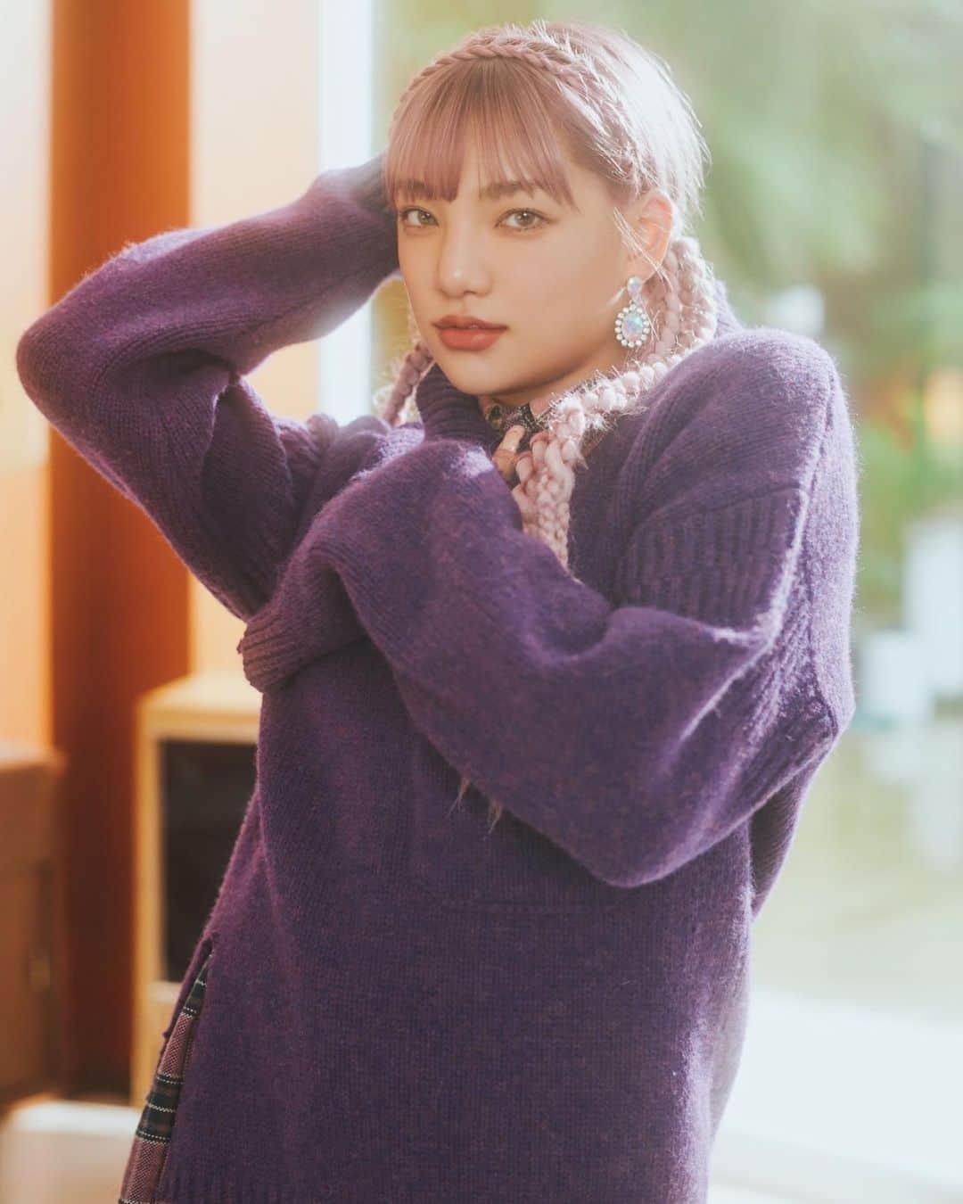 須田アンナのインスタグラム：「. いつも須田アンナを 応援してくださりありがとうございます。  この度、2020年12月31日をもってLDHから 離れることとなりましたのでご報告させていただきます。  私自身この決断に至るまでに たくさんの時間をかけて 考え、悩み、答えを出しました。  9歳からダンスを始め、ダンス生活に没頭していく中でみつけた LDHの存在に憧れてEXPGに通い無我夢中で夢を追いかけました。 そこでE-girlsやHappinessに出会い、 LDHで数え切れないほどの夢を 叶えてさせていただきました。 夢を叶える為の方法、 人を愛することや思いやり、 そして幸せの意味など、 幼かった自分には余るほどたくさんのことを 教えていただき、感謝で胸がいっぱいです。  13歳から約10年間、 LDHの須田アンナとして 生きてきてLDHが大好きだからこそ、 その大きさに負けそうになることは 何度もありました。 たくさんのLDHの先輩方や 仲間達の活動を見るたびに 刺激を受けて頑張らないと！と自分に 何度も何度もエンジンをかけてきました。 そんな日々の中、自分の中で沸々と湧いていた夢や 自立心などがE-girlsの解散が決まった時から 少しずつ明確になっていきました。  LDHの先輩方や仲間達が 様々なことに挑戦していく姿を見て 「2021年、人生の中で自分の大きなターニングポイントを自分自身で作らなきゃこのままじゃ何も変われない、成長できない。」 そんな風に考えることが増え、 「私は私の挑戦をここでしよう！」 という想いでLDHから離れることを決めました。  LDHで教わったことを胸に、 また別の角度で深呼吸をしながら皆様に 新しい須田アンナを届けたいと思っています。  これまで私を温かく見守ってくださり、 受け入れてくださり、最後まで育ててくださったHIROさん、 そしてLDHのスタッフの皆さんへの感謝を忘れず この先も応援し続けていただけるように前に進んでいきたいと思います！  突然のことで驚かせてしまったと思いますが、 LDHのパフォーマー須田アンナとしての 最後の瞬間である12月28日のLIVE×ONLINEを 最高のステージにします！ 引き続き、応援の程よろしくお願いいたします。  須田アンナ」