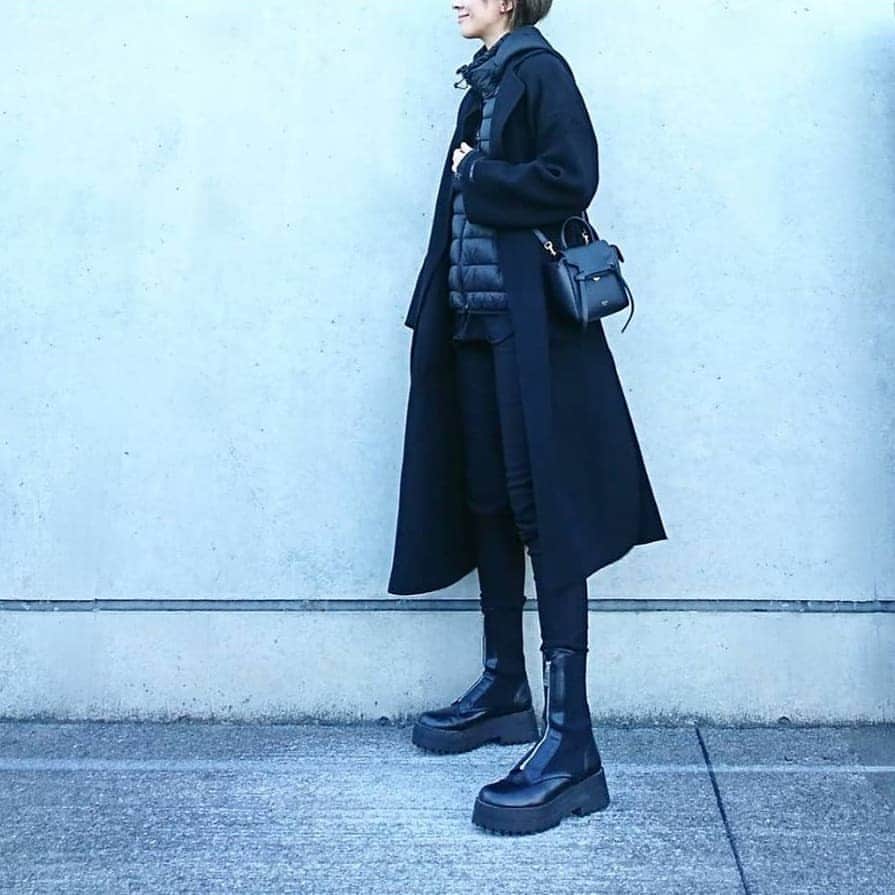 のインスタグラム：「. all black🖤  . コート×ダウンに ボトムは+3.8℃の 裏フリース暖パンで 最強あったかコーデ  down・boots…zara bag…celine  bottom…@fitmore_official  @fitmore_official #fitmore  ストレッチ抜群の 黒スキニー  カラバリは７色🌈あるよー ストーリーズから お安く商品をGETできるので見てみてね👯‍♂️ . #フィットモア #プチプラ#秋冬コーデ#大人コーデ#PR #大人カジュアル#大人シンプル#ママコーデ#オールブラック#ブラックコーデ#ワントーンコーデ#ザラ#ブーツコーデ#ザラコーデ#セリーヌバッグ#locari」