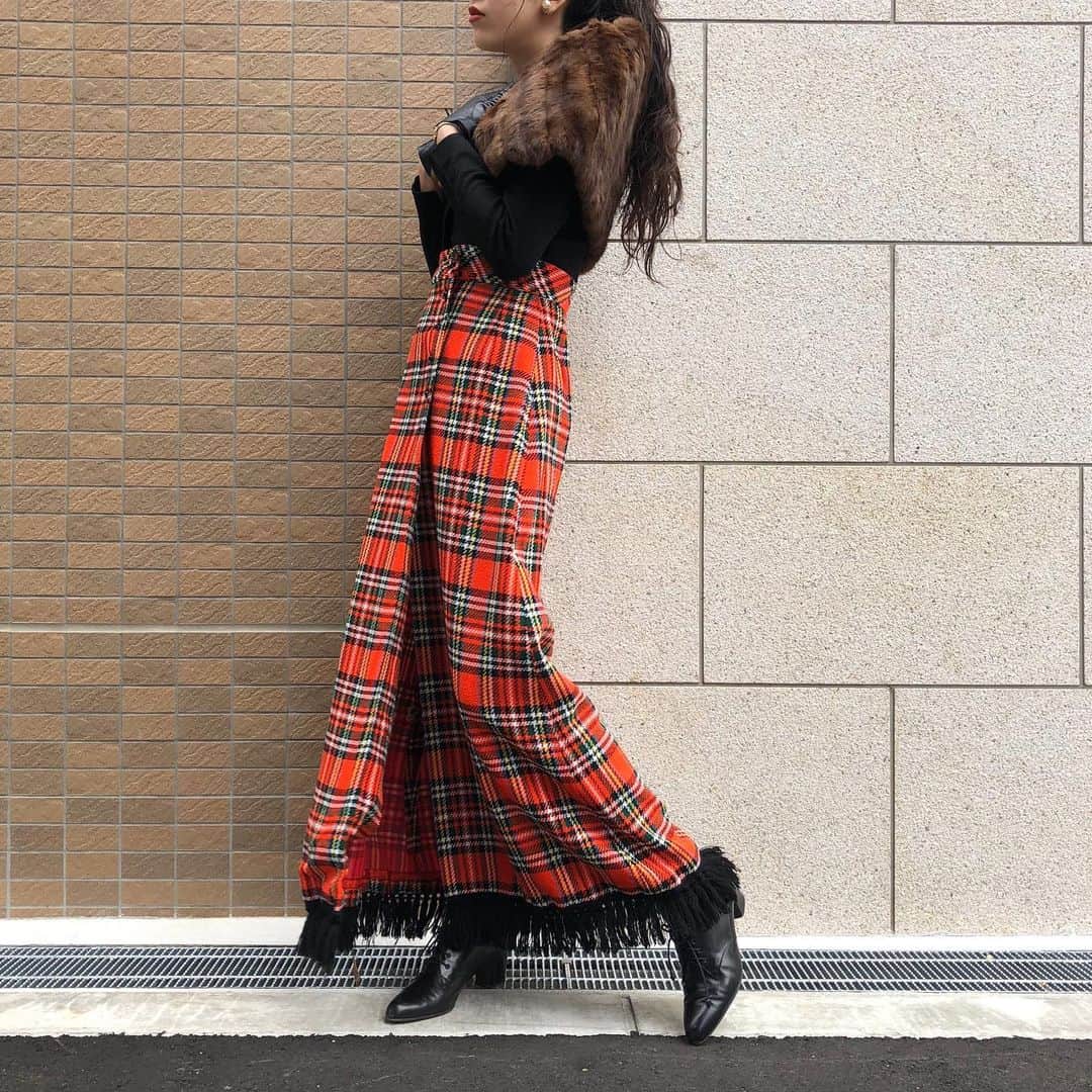 NUTTY Vintage&Collectibleのインスタグラム：「NUTTY堀江本店  🎄NEW ARRIVAL🎄  ☑︎vtg 70's black top&check dress  トラディショナルなタータンチェックが小粋な ロングドレス入荷いたしました。  （着用スタッフ身長168cm）  バイヤー選りすぐりの アメリカより買い付けたばかりのNEWアイテムは メンテナンス後、順次お出ししております！  SNS掲載アイテムは通販も可能ですので お気軽にお問い合わせ下さい💌  NUTTYで今冬のお洒落を お楽しみいただけますように…♡ ㅤㅤㅤㅤㅤㅤㅤㅤㅤㅤㅤㅤㅤ 🛒VINTAGE ONLINE STOREにてお買い求めいただけます🛒 5%OFFクーポンコード【shop120thx3】(~12/25迄)  ------------------------------------ 🛍NUTTY通販について🛍 ------------------------------------- ＜ONLINE STORE＞ VINTAGE▶︎http://nutty.theshop.jp/ USED SELECT▶︎https://nuttyselect.official.ec/ （プロフィールページURLよりjump🕊） ㅤㅤㅤㅤㅤㅤㅤㅤㅤㅤㅤㅤㅤ ＜VIDEO CHAT SHOPPING＞ テレビ電話をお繋ぎして、リアルタイムでご案内いたします。詳細は過去の投稿をご覧ください。」