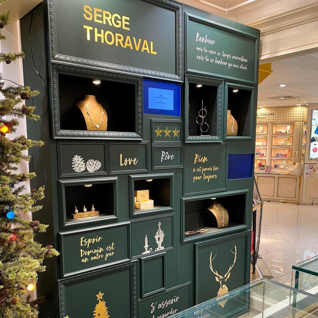 のインスタグラム：「【INFORMATION】 SERGE THORAVALスペシャルディスプレイ展開中！  小田急百貨店の @goldie_h.p.france 新宿店と阪急うめだ本店の @goldie_h.p.france 梅田店にて、セルジュ・トラヴァル @serge_thoraval_tokyo のスペシャルディスプレイを展開中。今年12月に発売された新作と共にご紹介しています。  #sergethoraval #goldiehpfrance #silverjewelry #シルバーアクセサリー #handmadejewelry #fashionjewelry #accessories #ピアス #リング #ネックレス #クリスマス #giftideas #design #installation #空間演出 #hpfrance #アッシュぺーフランス #クリエイションモデル募集中」