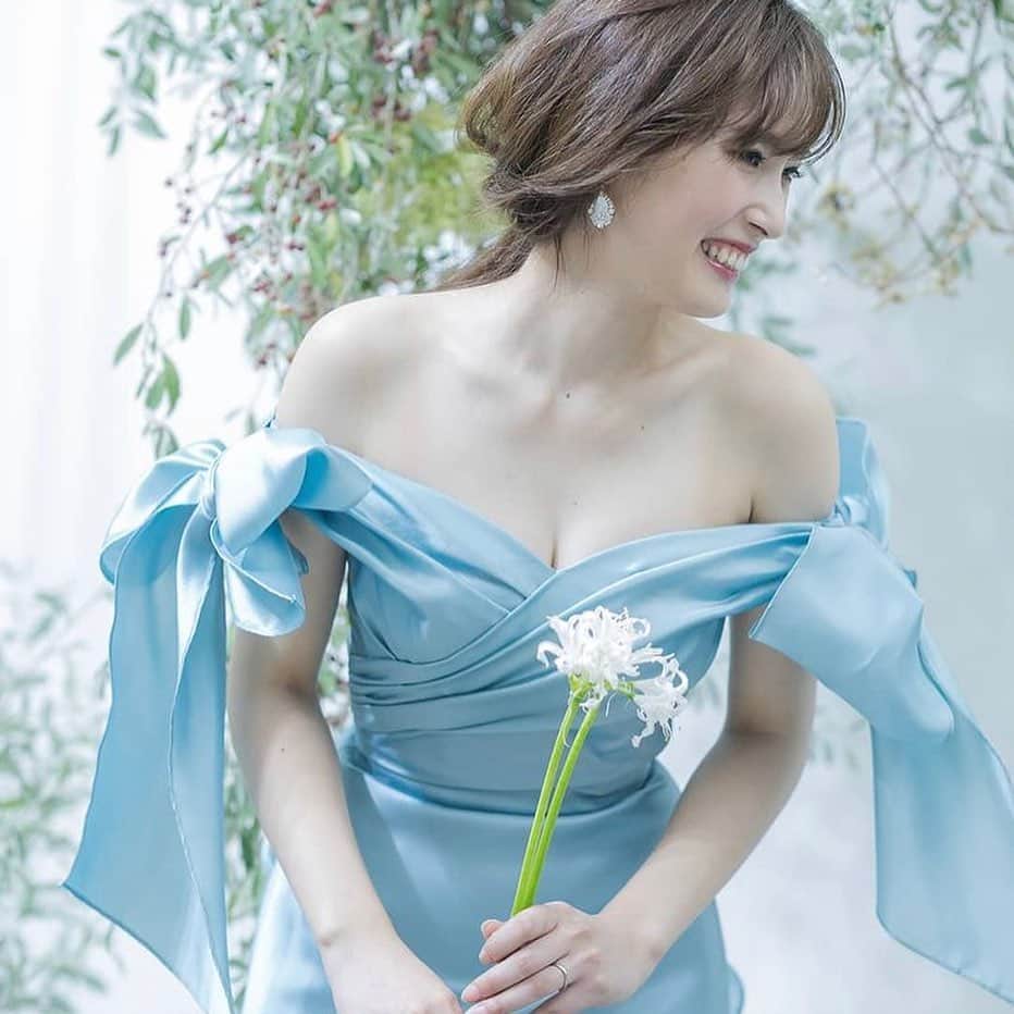 のインスタグラム：「【ドレス診断】〜気になる脇肉をカバーするドレス〜フォロワーの皆様からいただいた、ドレス診断のリクエストにお答えします！ 脇肉をカバーしたい女性に、美しく似合うウェディングドレスをご紹介！  ドレス選びのポイントはこちら♡ ✓ビスチェタイプの場合は、なるべく胸元が深いデザインが◎✨  ✓肩や袖のあるデザインや、ドレスにボレロを組み合わせてみるのもおすすめ。  ✓胸元に高めのフリルなど、大きなモチーフのあるデザインは、脇のお肉をさりげなくカバーしてくれますよ✨  ちょっとしたコツで、体型カバーが叶います✨ ドレス選びの参考になるよう、お気に入りに保存してくださいね♡♡﻿ ドレスのお問い合わせは@dresses_weddingdress にDM💌  Dresses割引ございます!! ※諸条件あります お気軽にお問い合わせくださいませ。 ------------------------- ドレスは絶対に後悔したくない方の為の結婚式場紹介サービス始めました！  #ドレス選びから始める結婚式場探し @dresses_weddingdress のInstagramに掲載している #antonioriva や #mirazwillinger など、インポートウェディングドレスがお得になります✨ おしゃれな花嫁様のための式場紹介サービスです♡  ・紹介会場一覧▶@dresses_weddingdress Top のURLより ・Instagram▶ @dresses_concierge  ドレスを後悔したくない方、好きなドレスをお得に着たい方、 @dresses_concierge へDMにてお気軽にお問い合わせください♡ *⠀ #2021婚 #2021春婚 #2021夏婚 #2021秋婚 #福岡花嫁 #関東花嫁 #東京花嫁 #体型カバードレス #福岡プレ花嫁 #fiorebianca_dresses #Antonioriva_dresses #袖付きドレス #プリンセスドレス #プリンセスライン #aラインドレス #vネックドレス #カラードレス」