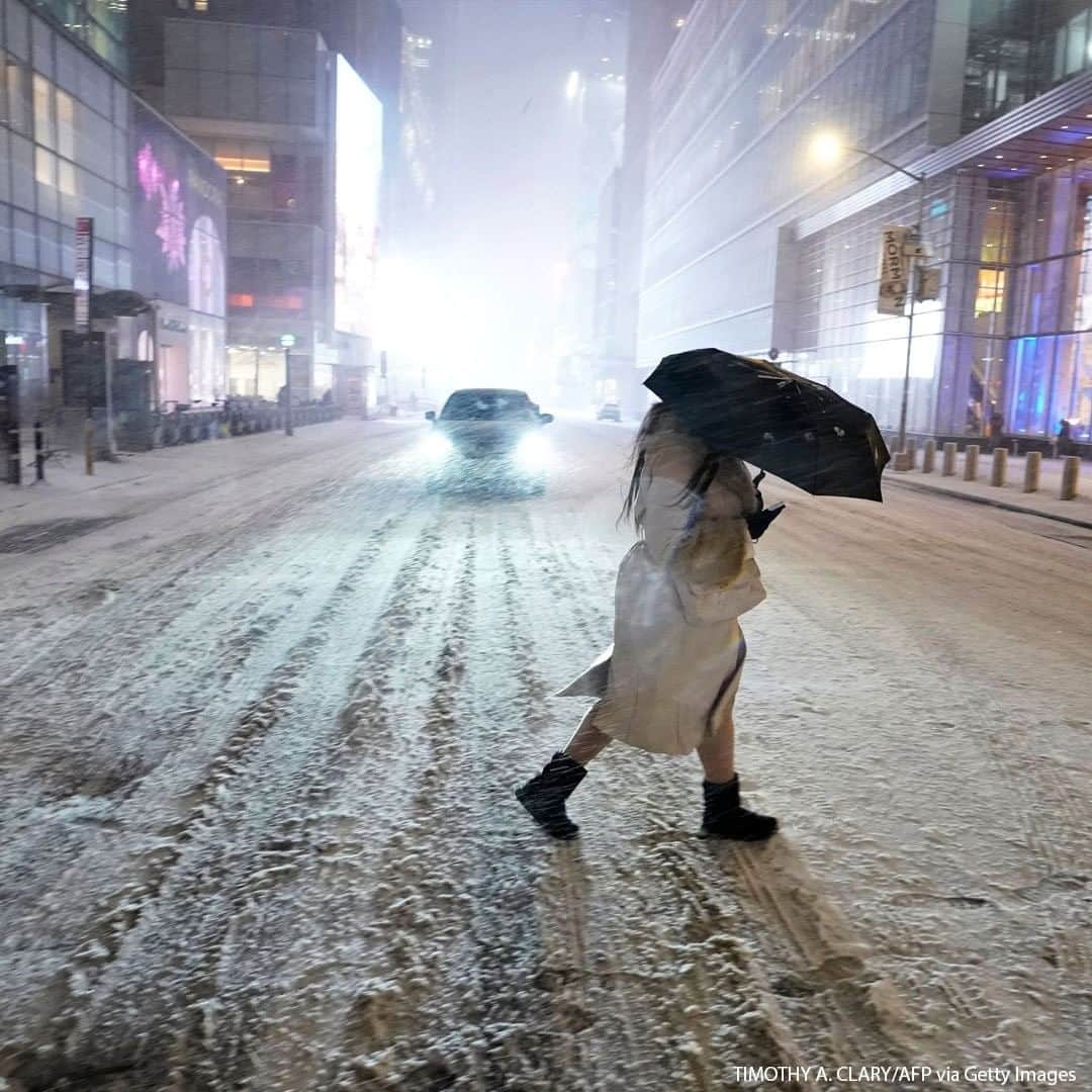 ABC Newsさんのインスタグラム写真 - (ABC NewsInstagram)「A person shelters under an umbrella as they walk through the snow in Times Square in New York City, as Storm Gail hits the East coast.  #snow #storm #nyc」12月17日 18時15分 - abcnews