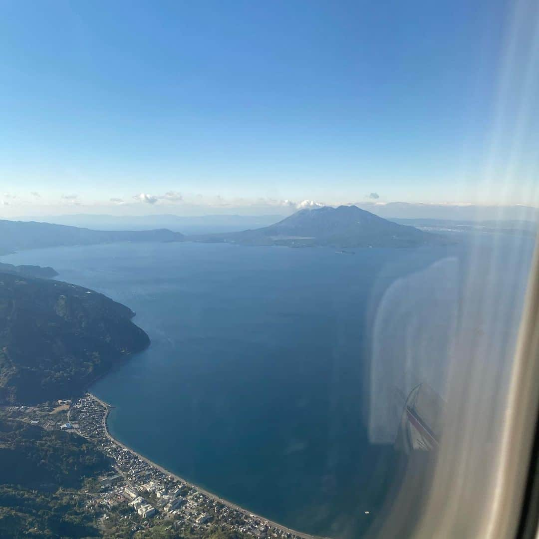 梅宮アンナさんのインスタグラム写真 - (梅宮アンナInstagram)「鹿児島も寒〜い🥶  今日は鹿児島です☺️  飛行機でも大活躍のカシミヤビックショール🧣  この様にも使います😊  @anmo.official   毛布がわりにも❣️❣️  #カシミヤ #カシミヤビッグストール #寒い日コーデ #鹿児島 #アロエの勉強＃飛行機は寒い」12月17日 18時16分 - annaumemiya