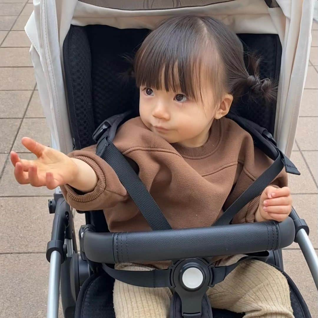 長谷川あやさんのインスタグラム写真 - (長谷川あやInstagram)「👩‍👧👩‍👧👩‍👧#PR#バガブー#ベビーカー#ベビーカー選び#ベビーカーバッグ#バガブービー6 #baby#mama#令和ベイビー#生後18ヶ月#1歳#赤ちゃんのいる生活 ・ ・ ・ 久しぶりのぽかぽか陽気で気持ちよかったので いつもより遠回りしてお散歩🌞 ・ ご縁がありバガブービー6を使い始めた バガブービー6がとっても つかいやすかったので紹介します🙋‍♀️💓 @bugaboojapan ・ 片手で手軽に折りたためるし 立てかけも自立機能があるので助かります✨ なんといってもコンパクトサイズなので バスや電車の移動も快適！！ ・ 大きめのタイヤで 安定感もあるし走行も滑らかなので ベビーカー嫌いな娘が 嫌がらずに乗ってくれるように なったのが1番ありがたい😭🙏 ・ ベビーカー検討中の方はぜひ チェックしてみて下さい😌💭」12月17日 18時19分 - ayasuke_0516