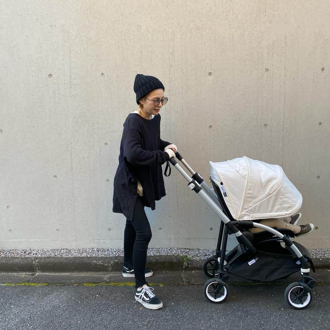 長谷川あやのインスタグラム：「👩‍👧👩‍👧👩‍👧#PR#バガブー#ベビーカー#ベビーカー選び#ベビーカーバッグ#バガブービー6 #baby#mama#令和ベイビー#生後18ヶ月#1歳#赤ちゃんのいる生活 ・ ・ ・ 久しぶりのぽかぽか陽気で気持ちよかったので いつもより遠回りしてお散歩🌞 ・ ご縁がありバガブービー6を使い始めた バガブービー6がとっても つかいやすかったので紹介します🙋‍♀️💓 @bugaboojapan ・ 片手で手軽に折りたためるし 立てかけも自立機能があるので助かります✨ なんといってもコンパクトサイズなので バスや電車の移動も快適！！ ・ 大きめのタイヤで 安定感もあるし走行も滑らかなので ベビーカー嫌いな娘が 嫌がらずに乗ってくれるように なったのが1番ありがたい😭🙏 ・ ベビーカー検討中の方はぜひ チェックしてみて下さい😌💭」