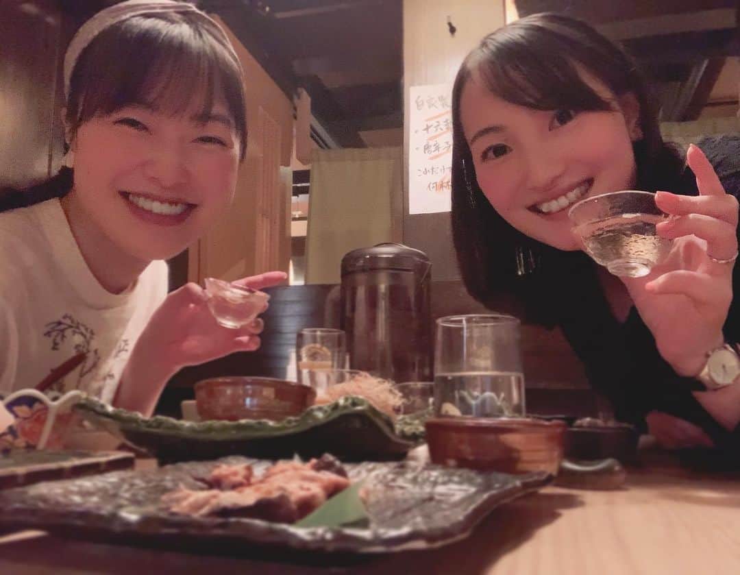 小田飛鳥のインスタグラム：「今年は大人数では集まれないけど、大切な人には年内に会っておきたい❣️と言う事で、さら紗と二人でしっぽり🍶🍶 こんな可愛い人妻いるのか🥺💓 #雪島さら紗 ちゃん #日本酒 #japanesesake #日本酒好き」