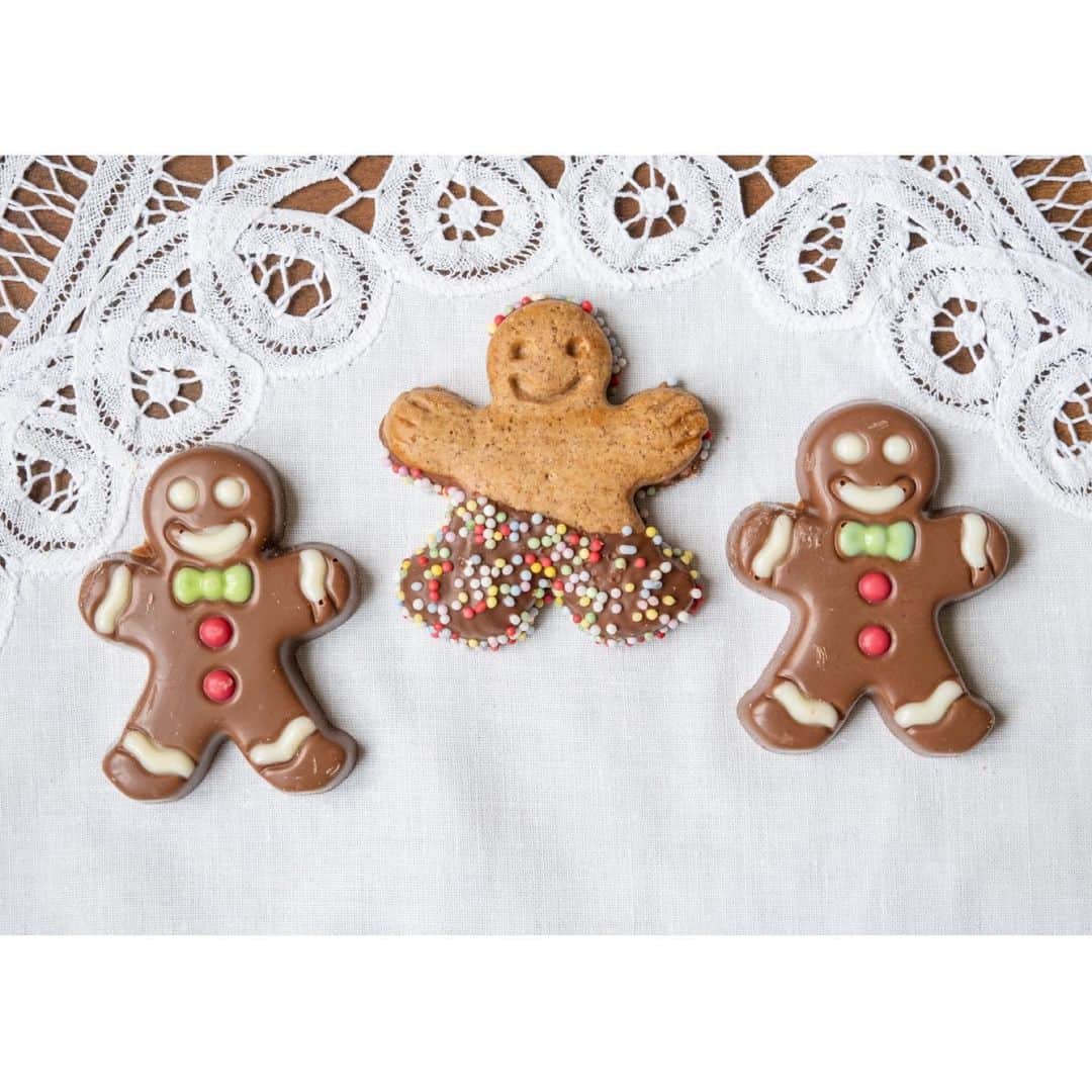 Orangina オランジーナ公式さんのインスタグラム写真 - (Orangina オランジーナ公式Instagram)「Bonjour！🇫🇷﻿ クリスマスを彩るスイーツ😋﻿ ﻿ ーーー﻿ フランスで、クリスマスの食卓を彩るお菓子🎈﻿ といえばジンジャークッキー。﻿ ボノム（Bonhomme）と呼ばれる人型のクッキー🍪は﻿ シナモンなどのスパイスや蜂蜜を練り込んだ生地で﻿ 作ります。﻿ ﻿ ケーキの定番はブッシュドノエル（bûche de Noël）🎄﻿ 丸太の形をしたケーキですが、﻿ どうしてクリスマスに丸太なのか？🤔﻿ ﻿ これは諸説ありますが、キリストが誕生した夜﻿ 部屋を暖めるために、朝まで暖炉の薪を🔥﻿ 燃やし続けた、という話に由来します。﻿ ﻿ そして、なんといっても﻿ この時期はチョコレートの季節🍫﻿ どこに行ってもチョコレートコーナーが特設されて﻿ 様々な形のものを楽しむことができます👏﻿ ﻿ オランジーナとチョコレートって﻿ とても相性がいいんですよ✨﻿ ﻿ ﻿ #orangina #France #Soda﻿ #オランジーナ #フランス生まれ #炭酸飲料 #フランス #パリ #クリスマス #christmas #ブッシュドノエル #ジンジャークッキー」12月17日 18時20分 - orangina_jp