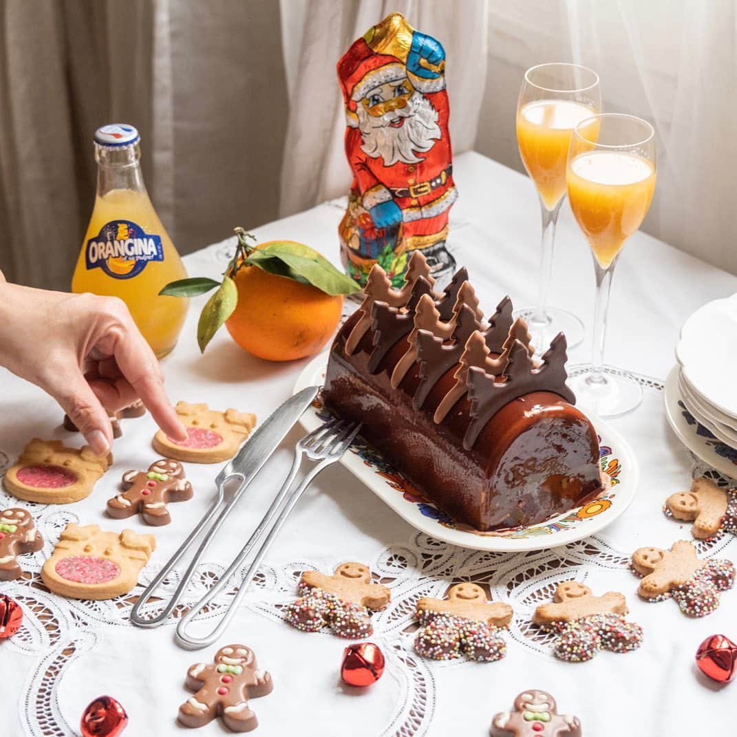 Orangina オランジーナ公式さんのインスタグラム写真 - (Orangina オランジーナ公式Instagram)「Bonjour！🇫🇷﻿ クリスマスを彩るスイーツ😋﻿ ﻿ ーーー﻿ フランスで、クリスマスの食卓を彩るお菓子🎈﻿ といえばジンジャークッキー。﻿ ボノム（Bonhomme）と呼ばれる人型のクッキー🍪は﻿ シナモンなどのスパイスや蜂蜜を練り込んだ生地で﻿ 作ります。﻿ ﻿ ケーキの定番はブッシュドノエル（bûche de Noël）🎄﻿ 丸太の形をしたケーキですが、﻿ どうしてクリスマスに丸太なのか？🤔﻿ ﻿ これは諸説ありますが、キリストが誕生した夜﻿ 部屋を暖めるために、朝まで暖炉の薪を🔥﻿ 燃やし続けた、という話に由来します。﻿ ﻿ そして、なんといっても﻿ この時期はチョコレートの季節🍫﻿ どこに行ってもチョコレートコーナーが特設されて﻿ 様々な形のものを楽しむことができます👏﻿ ﻿ オランジーナとチョコレートって﻿ とても相性がいいんですよ✨﻿ ﻿ ﻿ #orangina #France #Soda﻿ #オランジーナ #フランス生まれ #炭酸飲料 #フランス #パリ #クリスマス #christmas #ブッシュドノエル #ジンジャークッキー」12月17日 18時20分 - orangina_jp
