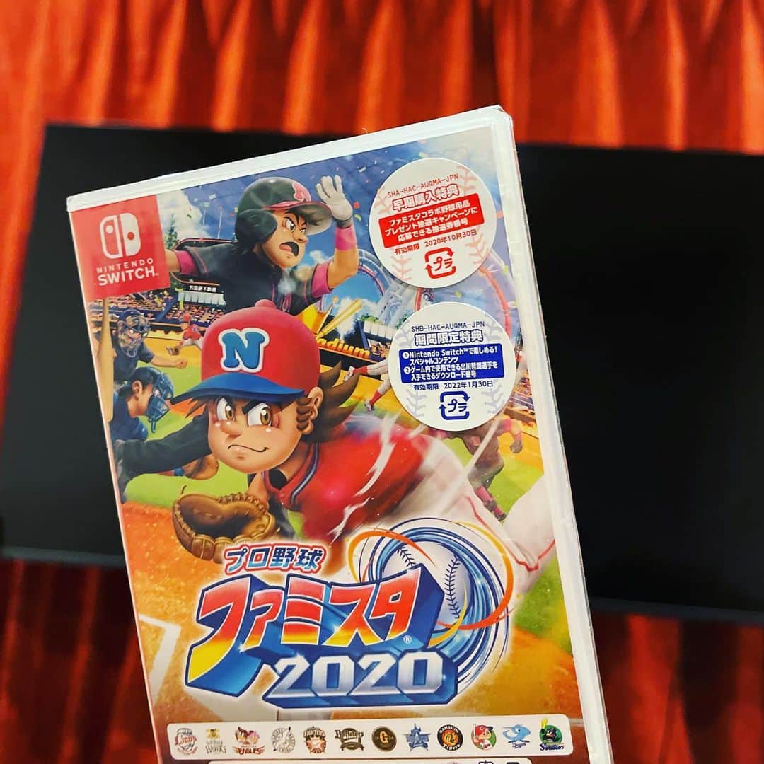 藤平尚真のインスタグラム：「ゲームはあまりやらないんですけど 最近はオフの日、体を休めながら、 野球ゲームをやっています😁  色々な発見もあり面白いです👍🏻 #ファミスタ2020」