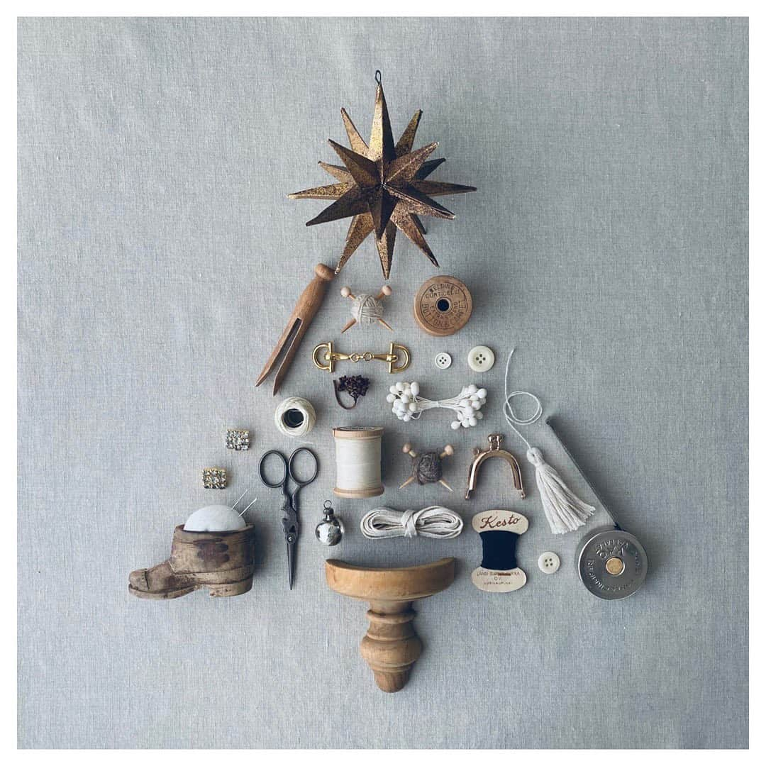 樋口愉美子さんのインスタグラム写真 - (樋口愉美子Instagram)「. Sewing Tools Christmas Tree🎄 今年も道具たちを並べてみました。 . . . #christmastree #christmas #happyholidays #christmastime#christmasmood #sewingtools #antique #vintage #brocante #rustic #MerryChristmas #Stayhome #メリークリスマス #クリスマス #クリスマスツリー #裁縫道具 #手芸道具」12月17日 18時23分 - yumikohiguchi