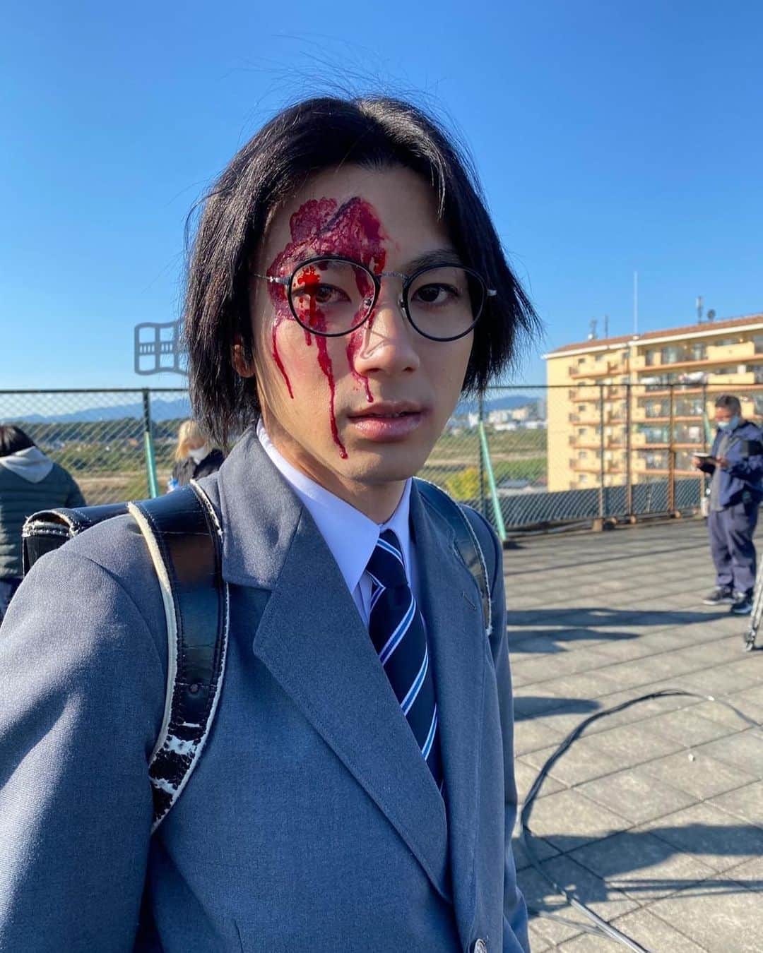『先生を消す方程式。』テレビ朝日公式のインスタグラム：「【撮影合間。】  　／ ／ #先生を消す方程式。 最終回放送まで #あと2日 ＼ 　＼  血塗れ⁉️のお顔でたたずんでいるのは 頼田朝日 役 #山田裕貴 さん。  学生時代、不遇な目に遭っていた朝日。 あの"疼き"と関係があるのでしょうか。  もちろん特殊なメイクですが、 とてもリアルに仕上がっております。  #せんけす #12月19日よる11時」