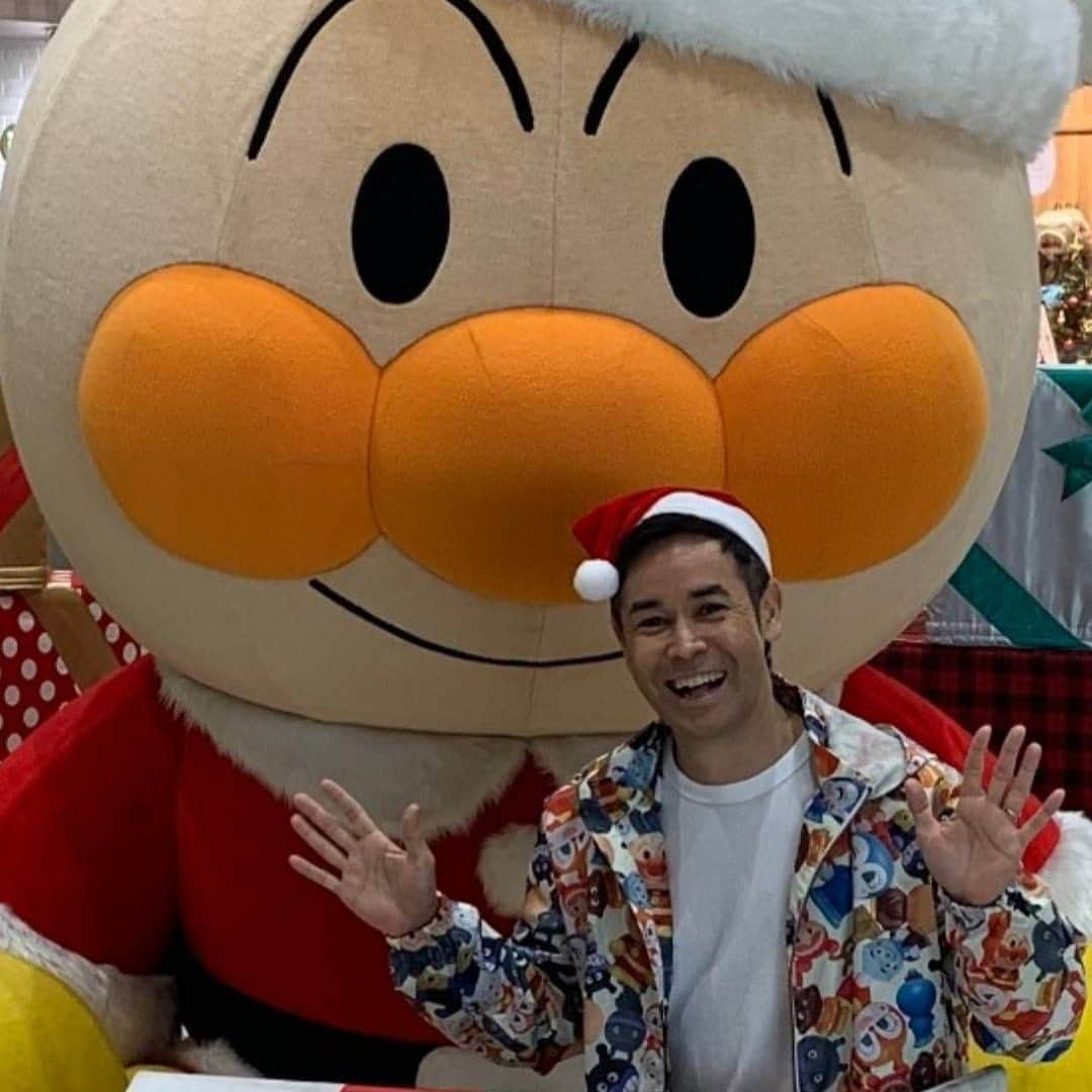 平松修造さんのインスタグラム写真 - (平松修造Instagram)「〜今週のラルフ先輩中継〜  毎週木曜日のバゲットと言えば ラルフ先輩の中継コーナー🐺🐺🎤  前回の #ラルアナゴ の投稿から 随分とお待たせしました。  今週は #横浜アンパンマンこどもミュージアム から中継でお届けしました、 #ラルフ鈴木 改め #サンタ鈴木 だそうです。  今週も、クリスマスムードを 届けてもらい、ありがとうございました！！  必ず身体を張って盛り上げてくれる、 毎週木曜の私の楽しみです☺️🐺  #バゲット #ラルフ鈴木 #サンタ鈴木 #中継前日に必ずADさんに衣装をどういう作戦で行くか入念に相談するらしい #口癖は #美発(美術発注)ある？ #ビハツ鈴木 #入社23年目」12月17日 18時34分 - shuzohiramatsu_ntv