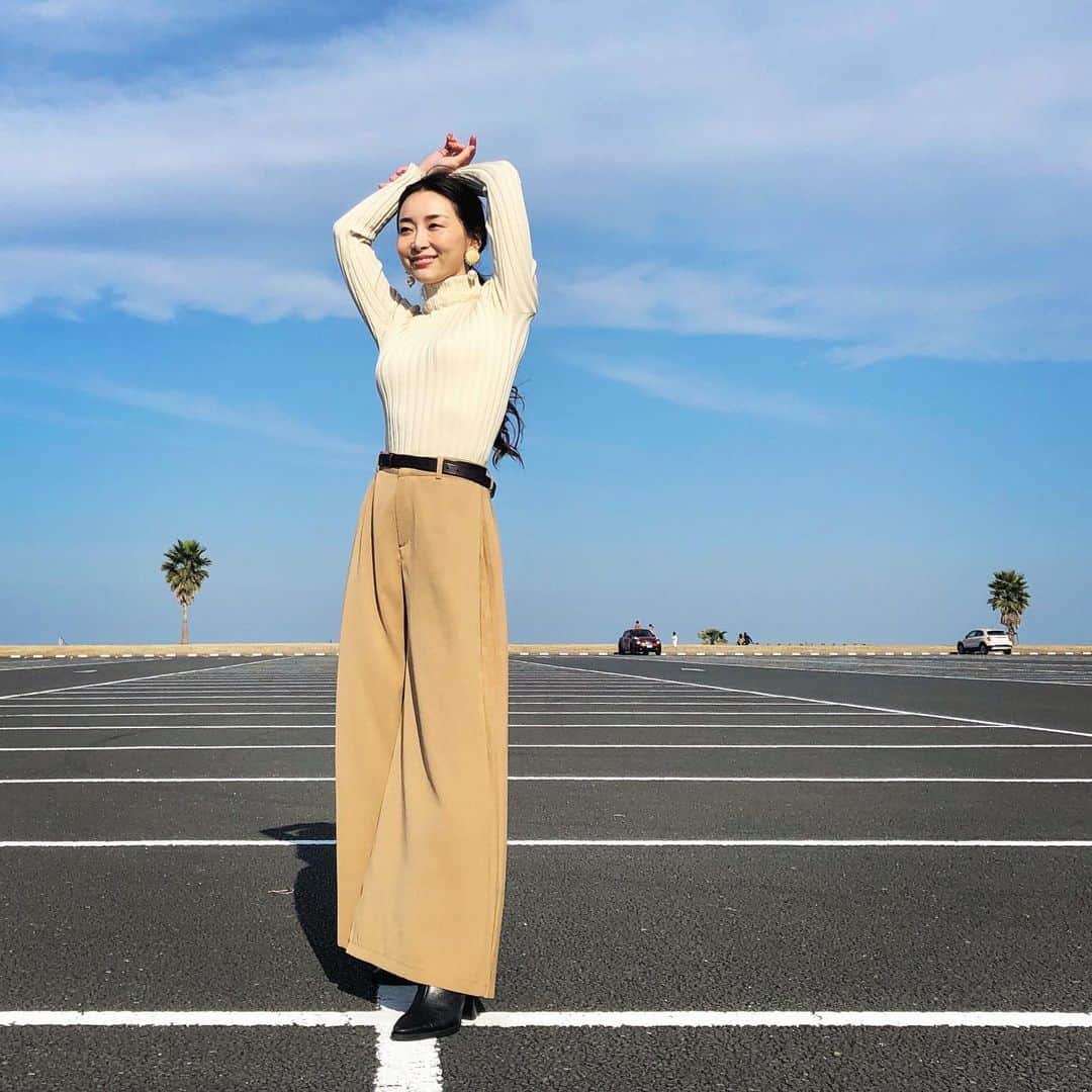 佐々木あさひのインスタグラム：「ちょっと前に車で出かけたときの🚗📸 駐車場ガラ空きだったからファッションショー出来た😚✨天気が良い日はやっぱり気持ち良い！  LOOK 1 Knit：#fifth #フィットニットタートルトップス Bottom：#fifth #バックプリーツワイドパンツ Belt：#uniqlo Boots：#zara  LOOK 2 Knit：#fifth #Vネックイレヘムニットワンピース Skirt：#fifth #単色花柄フレアスカート Boots：#zara  LOOK 3 Hat：#override Knit：#gu Skirt：#fifth #チュールロングスカート Boots：#nike  #pr #fifthtl #ユニクロ #ジーユー #ザラ #オーバーライド #ナイキ」