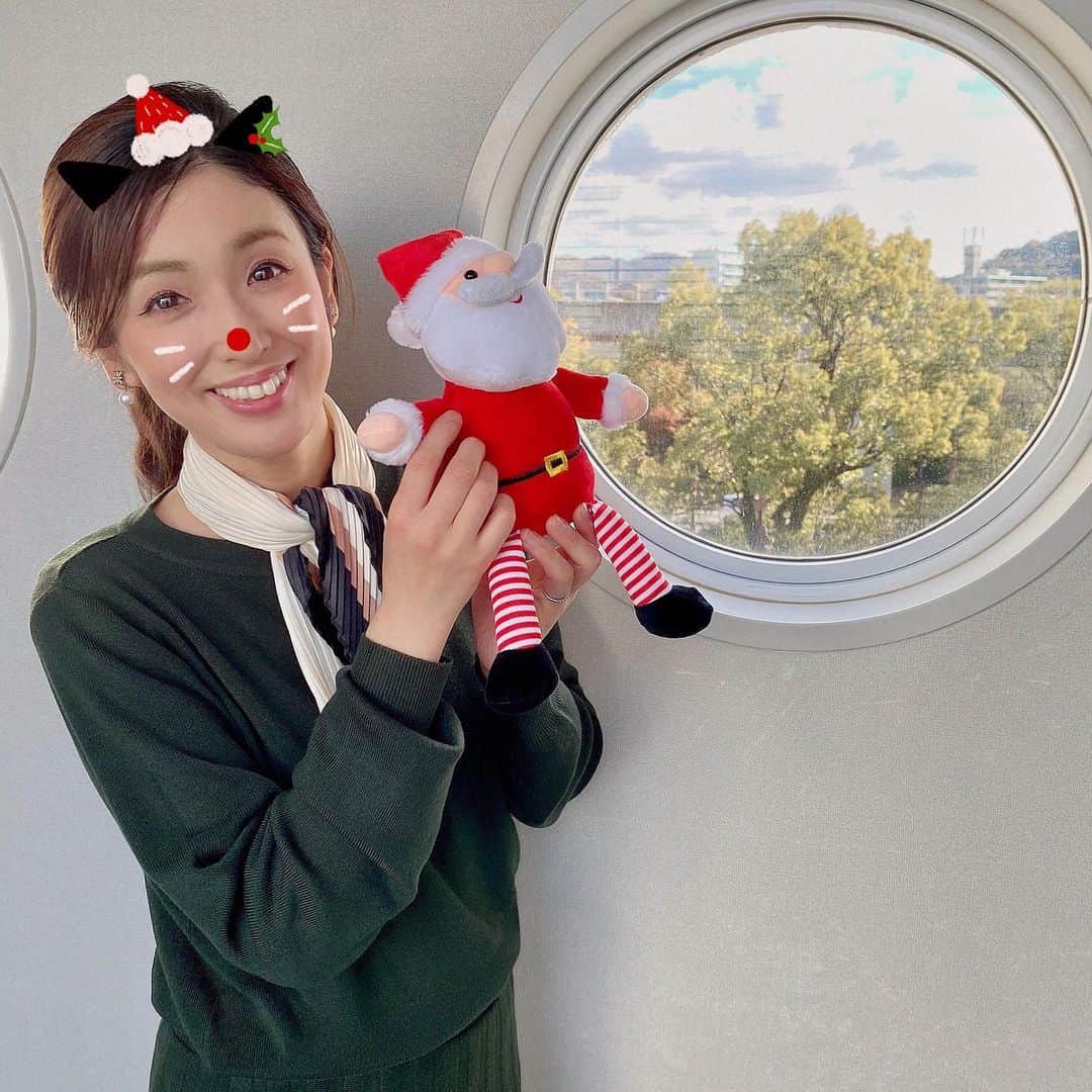 のインスタグラム：「小嶋です⛄️  ちょっと気が早いですが、メリークリスマス！🎉🎄🎅✨  …耳やらヒゲやらつける年齢は遠に過ぎておりますが、年の瀬の戯言とお許しください🙇‍♀️💦  クリスマスまであと1週間！🎄🎅 今年は特に行くところもなく、何だか気分的にクリスマスを楽しもう！とも思えず、、（何だか暗くてスミマセン、、😂笑）…でも、少しでも明るい気持ちで年末年始を迎えたいものですね🥗  サッと行って、サッと買って、お家で楽しむ…そんなお家でクリスマスを楽しむためのアイテムやテイクアウト商品などをご紹介しました😌  ✔️ #モアザン広島 #morethanhiroshima 広島市中区大手町3-1-1 ホテル・ #ザノット広島 の1階にあるイタリアン🇮🇹本格窯で焼くピザ🍕が楽しめます☺️  ✔️#graffity_hiroshima #グラフィティ 広島市中区袋町6-4 クリスマス限定メニュー のフライドチキン🐓 スパイスが効いてしっとりジューシー❣️✨ #Tボーンステーキ や #オードブル も充実です😊  ✔️#aidawithcafe広島 #aidawithcafe #アイダウィズカフェ 広島市中区袋町5-38 #雑貨 やリースをイメージした #抹茶ショコラ の #シフォンケーキ が可愛いです😍🎄  「小嶋のおじゃましますぅ」 今年の放送は昨日が最終回🙇‍♀️💖 1年は早いですね〜💦 ご覧いただいた皆さま、ありがとうございました❣️🙇‍♀️来年は1月13日がコーナースタート予定です。その頃には少しコロナの状況が落ち着いていると良いのですが…😣来年もぜひよろしくお願い致します🙇‍♀️✨  そして5up自体はまだ来週も放送がありますので、今年もまだまだよろしくお願い致します❣️🙇‍♀️💖  #広島ホームテレビ #アナウンサー #小嶋沙耶香 #みみよりライブ5up #小嶋のおじゃましますぅ #袋町 #テイクアウト #広島カフェ #クリスマスチキン #クリスマス #いい天気 #stayhome」