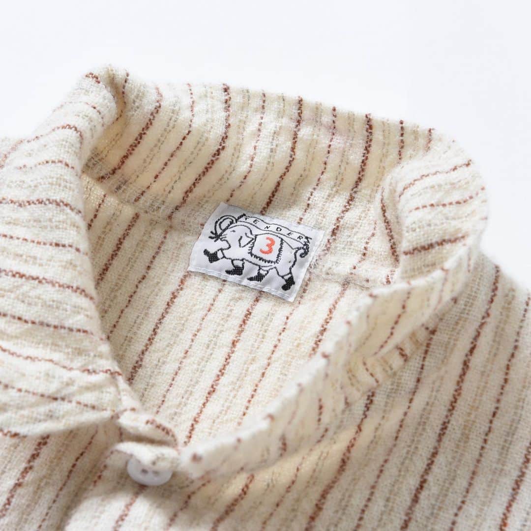 のインスタグラム：「TENDER Co. WEAVER'S STOCK TYPE WS420  WELSH FLANNEL TAIL SHIRT  ￥36,000+tax  イギリスの生地工場の貴重なデッドストック生地を使用した、TENDER Co.のフランネルシャツ。  温かみのあるウールフランネルは、ソフトで軽やかなタッチが魅力。 デッドストックのメラミンボタンが、ヴィンテージのような印象をさらに高めます。  #tender #20AW #bshop  @bshop_official」