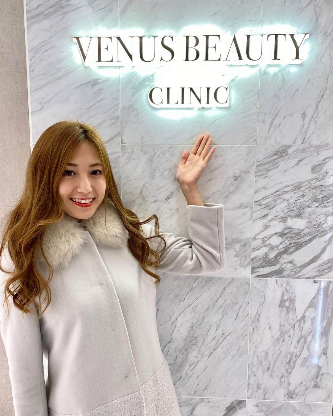 市原彩花さんのインスタグラム写真 - (市原彩花Instagram)「医療ハイフ受けて来たよ☺️  @venus_beautyclinic_ginza さんで顔全体に#ダブロゴールド と目元とかの細かい部分には#ソノクイーン を当ててもらえる#Wハイフ をしてもらったよ😆✨  ソノクイーンは全然痛くなくて、ダブロゴールドは標準の強さだと少し痛い箇所(私は頬骨と顎下)があったからそこだけ少し弱めで当ててもらったよ☺️ 当て終わってすぐにリフトアップしたのがわかったし、1ヶ月後くらいが一番引き締まるらしいからすごく楽しみ🥰🥰  超音波当てるだけでリフトアップ出来るなんて、最高だよね😆💓 クリニックの方もとても親切で安心して受けれたよ☺️ また半年後当てに来よう💕  #venusbeautyclinic #ヴィーナスビューティークリニック#銀座#ハイフ#医療ハイフ#リフトアップ#アンチエイジング#美容クリニック」12月17日 18時42分 - ayaka_ichihara