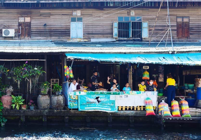 タイ国政府観光庁さんのインスタグラム写真 - (タイ国政府観光庁Instagram)「・﻿ ／﻿ 🇹🇭タイの秘境を巡る旅へ✈️﻿ まだ知られていないタイはここ❗﻿ ＼﻿ ﻿ 毎週木曜日は、まだまだ日本では知られていないタイの秘境スポットをご紹介🤫✨﻿ ﻿ 今回は、150年の歴史を誇る「クローン・パーシーチャルーン水上マーケット」へ🏃💨﻿ ﻿ 「ニマンロディー水上マーケット」の別名ももつ、クローン・パーシーチャルーン水上マーケットは、その名の通りパーシーチャルーン区にある水上マーケット🚣﻿ 2011年に発生した洪水被害を乗り越え、およそ150年前から今なお続く、歴史あるスポットです😌✨﻿ ﻿ 水辺には小さなレストランやカフェ、クラフトショップが並び、東南アジア情緒を感じさせる昔ながらの景観が残っていることから、観光スポットとしてますます注目を集めています👀💕﻿ ・ #タイ #バンコク #パーシーチャルーン #クローンパーシーチャルーン水上マーケット #ニマンロディー水上マーケット #水上マーケット #タイマーケット  #川がある風景 #川が好き #異国情緒 #こんなタイ知らなかった #もっと知りタイ #はじめてのタイ #タイ旅行  #旅好きな人と繋がりたい #旅行好きな人と繋がりたい #海外旅行 #thailand #bangkok #bangkoktrip #phasicharoen #khlongphasicharoenfloatingmarket #nimmanorade #floatingmarket #amazingthailand #thailandtravel #thailandtrip #thai  #thaistagram  #lovethailand﻿ ﻿」12月17日 18時44分 - amazingthailandjp