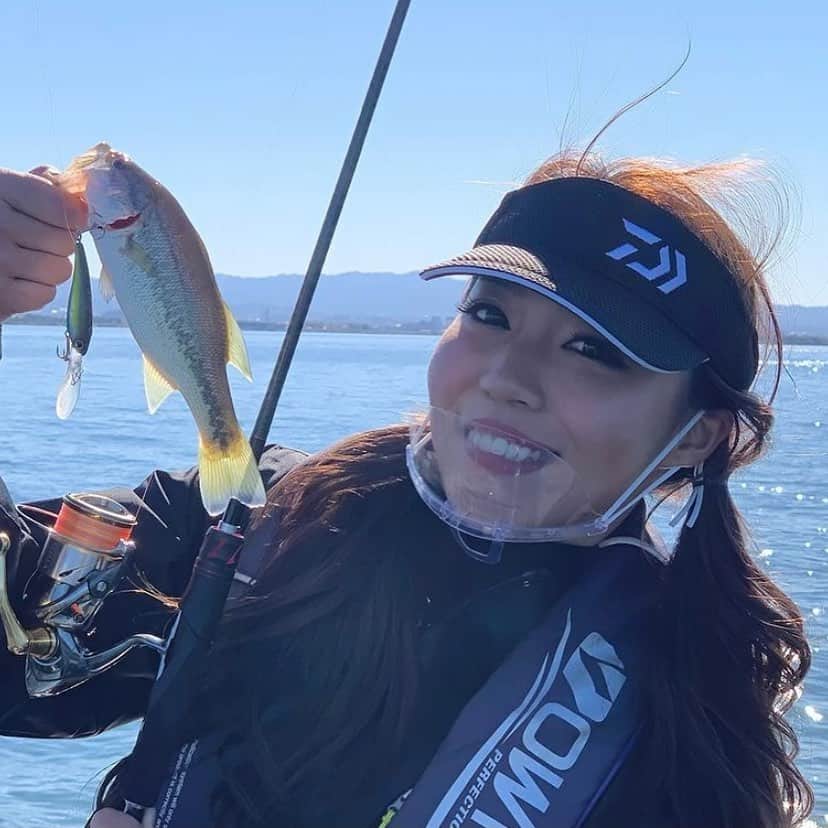 のインスタグラム：「薬師寺流みたーー？ バス釣り初めてなのにバコバコ釣れたの💙 杉戸船長のおかげで楽しい体験できました♪ . YouTubeに載ってるからみてね🦈 . ちょっとしほり釣り極めるわっ！  @getnet_sugitosencho  . .  . #薬師寺流  #薬師寺保栄  #ゲットネット 　#杉戸船長  #琵琶後ガイド　#琵琶後南湖 #カルティバ  #杉戸繁伸  #琵琶湖バス釣り #サンライン   #琵琶湖釣果 #エクスプライド #lakebiwa  #bassfishingguide #getnet    #sunline  #入れ食い  #はせがわしほり  . #shimano #shimanofishing #daiwa #daiwafishing #湖   #釣り #釣りガール #釣り女子 #fishing   #海  #観光スポット  #キャンギャル」