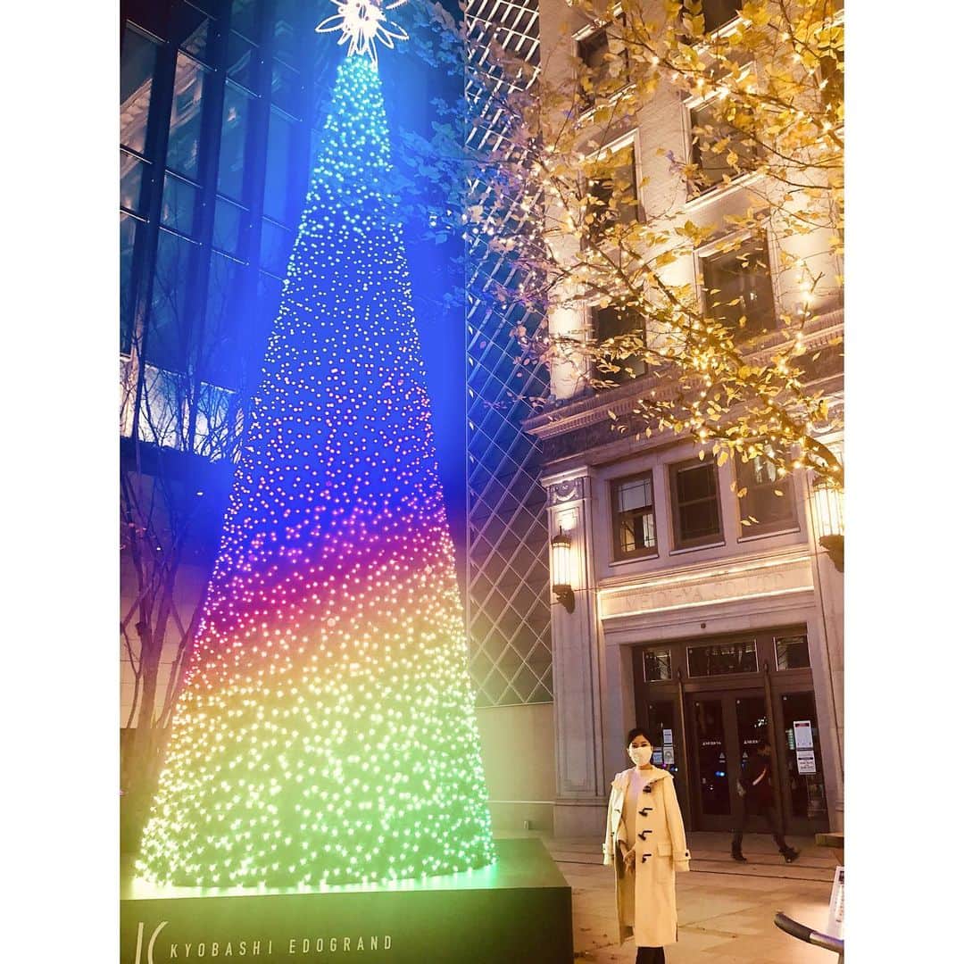 永末まゆのインスタグラム：「東京在住、今をどう過ごす❓  連日怖いニュースが目に飛びこんでくる様になりましたね。  私は、「食材はまとめて。ネットで選んで宅配を利用」、「仕事は人混みをなるべく避けたスペースで」、「友達が大切だからこそ、今は我慢」など、出来る限りで対策中。  最近ハマっているのは都内ドライブ イルミネーション🎄✨  イルミネーションは車から降りずに楽しむ！たまーに、全く人がいない場所があれば外に出ることも✨  自宅から出て誰とも会わずに、クリスマスシーズンを楽しんでいます🎁  楽しもうと思えばなんでも楽しめるよね。  今年はいろいろと無理をせず、新しい今を楽しみたいな☺️  ・ ・ ・ #クリスマスイルミネーション #毎日１つ楽しみを作る #ドライブイルミネーション #新しい生活様式 #クリスマス2020 #京橋エドグラン」