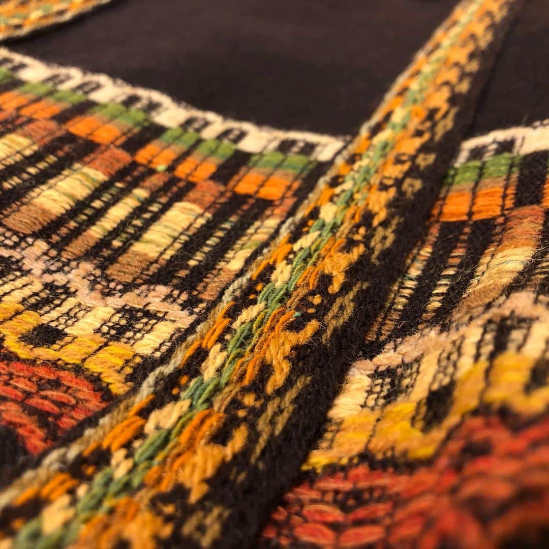 BEAMS JAPANさんのインスタグラム写真 - (BEAMS JAPANInstagram)「＜優佳良織＞×＜fennica＞ Tote Bag  油絵のような色彩で紡ぎ出される北海道の＜優佳良織＞。 ＜fennica＞ディレクターが考える、ドレスアップしても持てるトートバッグとして、色や柄を選び、共同制作した一点です。 柔らかな羊毛で織られており、軽くてサブバッグにも◎ 持ち手にも本体にも柄を組み合わせるのは初の試み、とのことでここにしかないトートバッグが完成しました。  Item No.6661-0678 ¥19,000+TAX  BEAMS JAPAN 5F @fennica_shinjuku ☎︎03-5368-7304 #優佳良織 #beams #beamsjapan #beamsjapan5th #fennica  #fennicastudio」12月17日 18時39分 - beams_japan