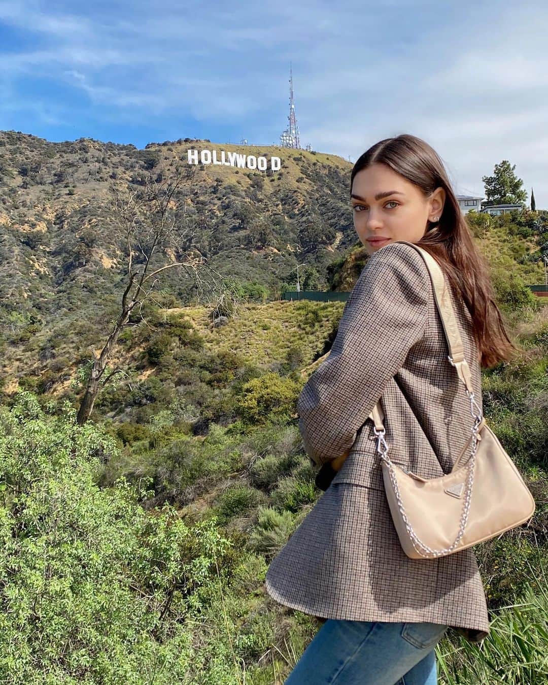 Zhenya Katavaのインスタグラム：「Вчера у меня случился приятный Шок 🤯 Мне показали мою «Карту Желаний », которую я делала (первый раз) год назад у подружки дома(я её там же и оставила, постеснялась нести домой, а потом благополучно забыла)  Я вообще не помнила о ней и что на ней... от этого ещё больший шок 😅 Так вот... 90% сбылось🪄Да-да, правильно 90%!  (Полностью карту показывать не буду, только маленький кусочек на последнем фото )  Так что, Девочки‼️Собирайтесь на девичник, покупайте кучу глянца, клей карандаш и гигантский ватман, вырезайте что нравится и чего хотелось бы и пусть 🙏🏽 всё сбудется!」