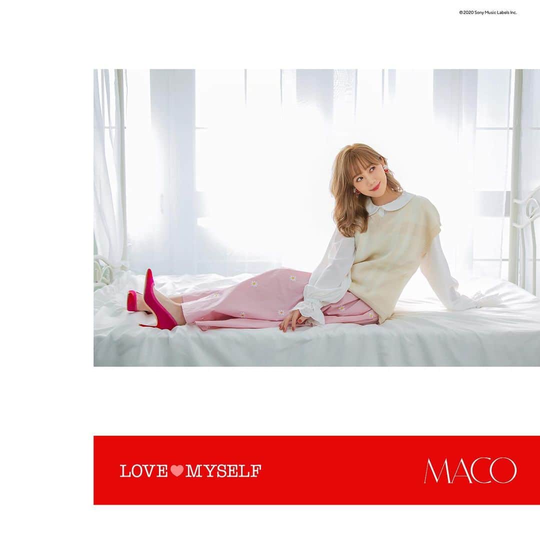 MACOのインスタグラム：「今日はよる 21時ごろから インスタライブ❤️  0時回ったら #LOVEMYSELF 配信なんだよー。早いなぁ。 みんな、よろしくね！☺︎  さっきまでこの曲のエッセイの締め切りで、 かなりの長文を書き終えて これからオンラインライブの リハです。バタバタ。 でも楽しくやります^ ^  早くみんなに聴いてほしいなー。  MACO」