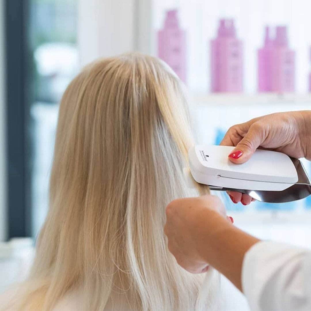 Schwarzkopf Professional Japanさんのインスタグラム写真 - (Schwarzkopf Professional JapanInstagram)「ファイバークリニクスのケアカクテル ﻿ ﻿ 10分で髪変わる ﻿ ﻿ 毛髪のダメージレベルや水分量など、一人ひとりの髪内部の状態を診断し、最適なケアカクテルを調合します。 ﻿ スマートアナライザーがあれば髪内部をスキャンして、最適なヘアカクテルをお客様にご提案できます。 ﻿ スマートアナライザー導入店舗、続々増加中！ ﻿ ﻿ #ファイバークリニクス #髪スキャン #Smartanalyzer #SalonLab ﻿ ﻿ #ケアカクテル #スマートアナライザー #カウンセリング #髪の悩み #カスタムトリートメント #ヘアケア #ダメージ毛 #枝毛 #枝毛ケア #トリートメント #シャンプー #ヘアマスク #ヘアパック #ストパー #ストレートパーマ #艶髪 #髪診断 #髪質診断 #髪質改善トリートメント #髪質改善 #ヘアエステ #縮毛 #ダメージケア #美髪 #天使の輪 ﻿#シュワルツコフ」12月17日 18時42分 - schwarzkopfjapan