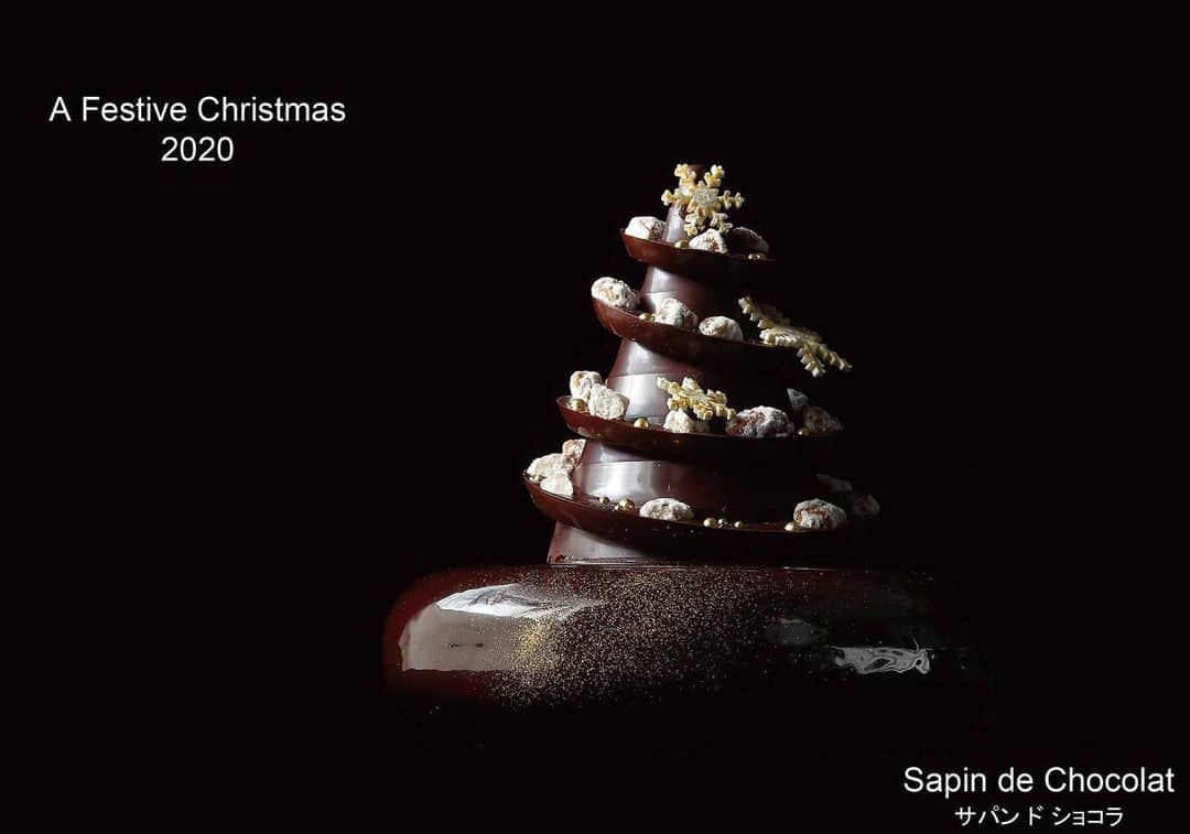 Palace Hotel Tokyo / パレスホテル東京さんのインスタグラム写真 - (Palace Hotel Tokyo / パレスホテル東京Instagram)「クリスマスが日に日に待ち遠しくなる頃。今年の新作ケーキを眺めながら、迷う時間もひとつの楽しみ。 Christmas is just around the corner! Spend the days dreaming which cake you would choose for the celebration.  #AFestiveChristmas #ボワドノエル #ビュッシュドノエル #ブッシュドノエル #サパンドショコラ #チョコレートケーキ #クリスマス #クリスマスケーキ #クリスマススイーツ #ホテルスイーツ #ホテルメイド #スイーツアンドデリ #丸の内 #パレスホテル東京 #christmas #christmascake #christmassweets #hotelsweets #palacialsweets #holidayseason #BoisDeNoel #SapinChocolat #HotelsForTheHolidays #SweetsAndDeli #Marunouchi #PalaceHotelTokyo」12月17日 18時51分 - palacehoteltokyo