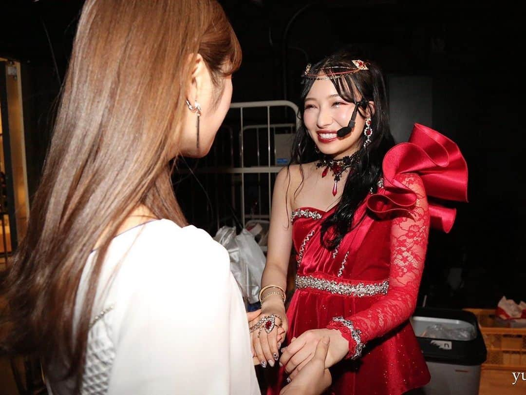 渋谷凪咲さんのインスタグラム写真 - (渋谷凪咲Instagram)「先日の #村瀬紗英卒業コンサート👸🏻💜 . . クールに見えて、実は凄くお茶目さんで、 甘えたさんで、優しくって、見た目も心も美しく 凛としているさえ様が私は大好きです☺️💕 . . 私が下手をやらかしても、『なぎー☺️』って いつも優しく包み込んで下さり、 私はヘラヘラしてましたが 実は凄く心が救われていました。🌷 . . そしてある日、さえ様がウキウキしてるから 『どうしたんですか？☺️』って聞くと、 . 『今日、おばあちゃんがすき焼き作って待ってて くれてんねん☺️』 って言う、無邪気なさえ様が私は大好きなんですっ💗 . . 素敵なご家族の皆様に囲まれ、愛されているから、 こんなに素敵なさえ様が居るんただなと思います☺️✨ . . さえ様はよく、渋谷家の皆さん 『なぎを産んでくれてありがとうございます☺️』 . って言って下さいますが、 私はその言葉をそっくりそのままお返ししたいです！！ . 『さえ様のご家族の皆様！ さえ様を産んで下さりありがとうございます✨』 . . さえ様と一緒に居る時間は、 とっても優しくて温かくて楽しくて幸せです🌼 . . そして、さえ様の次のステージが、 素敵な日々と出来事で溢れますように。 . . そして卒業してから、会える時間は減っても、 この関係はずーっと変わらずに居られますように🌷 . . . 写真1枚目📷 #なぎさえラジオ 写真2枚目📷 #美しさに感謝中 写真4枚目📷 #開演前にパワーを注入中💗 . #なぎさえ #村瀬紗英 さん リハーサル中、開演前、開演後、 ひっつき虫みたいにずーっと側に居てました🐛💗笑」12月17日 18時44分 - nagisa_nikoniko