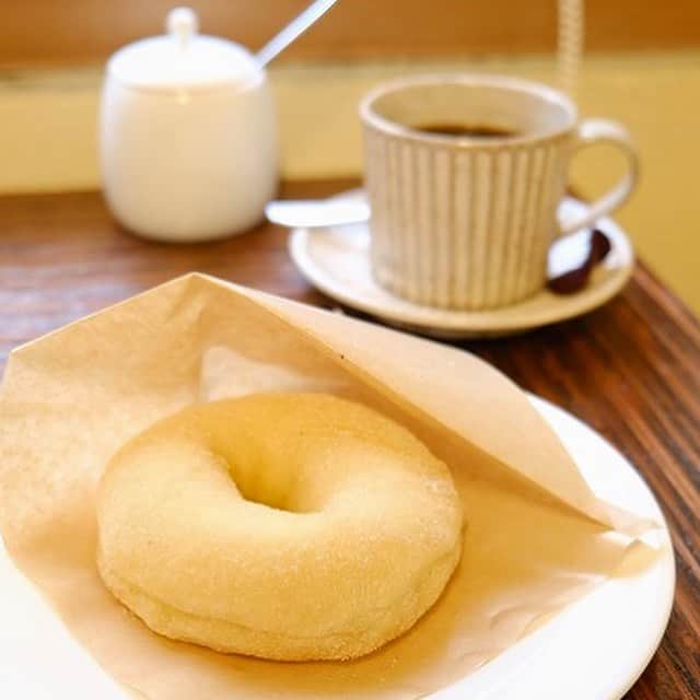 のインスタグラム：「✨札幌カフェWEB連載アップしました✨ https://www.poroco.co.jp/newsreport/1128/  札幌のカフェ好きライター @wakacotocoto が 訪れたカフェについて語るこの連載。  今回は、北大の近くにある自家焙煎コーヒー店「大地の珈琲」☕ ✨  ブラジルコーヒー鑑定士をはじめ、様々な資格も持つ"コーヒーのプロ"が淹れてくれる一杯を求めて、様々な人が集まる隠れ家です😊  #poroco #ポロコ #札幌カフェ #札幌cafe #sapporocafe #札幌グルメ #札幌 #sapporo #大地の珈琲 #札幌自家焙煎コーヒー #自家焙煎コーヒー店 #自家焙煎コーヒー #コーヒー #コーヒーのある暮らし #隠れ家カフェ #北海道 #hokkaido」