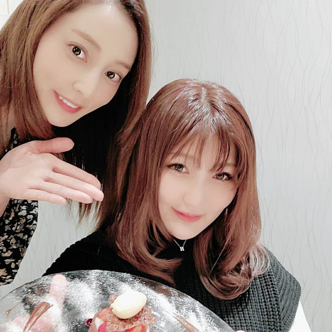 池田夏希さんのインスタグラム写真 - (池田夏希Instagram)「12月16日はぴーよ(@hitomi_komatani )のお誕生日でした🎂🎊㊗️ . 気づけば10年前の舞台共演からずっと一緒に居る私たち😊 何かあるたび甘えてきてくれる可愛いぴーよ、この先も何かあったらスーパーマンのように助けに行くからね♡ 改めてお誕生日おめでとう～😆👏 . #駒谷仁美 #ぴーよ #お誕生日 #誕生日当日 #お誕生日のお祝い #お誕生日ごはん #お誕生日おめでとう #誕生日プレゼント #バースデーカード #目の前で音読 #10年の付き合い #あっという間 #可愛い妹 #スーパーマン #birthday #birthdaycelebration #birthdaydinner #happybirthday #birthdaypresent #birthdaycard #readaloud #10yearsofrelationship #Innotime #mybelovedsister #superman #instahappy #instabirthday」12月17日 18時47分 - natsukiikeda624