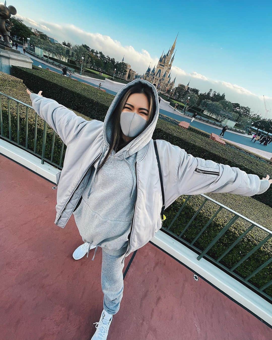 藤川ありすのインスタグラム：「__ コロナ明けてから初ディズニー🐭 iphone12proにかえたら画質が神すぎ。 地図のマップがiphoneのGoogleマップになってて 最先端過ぎてついていけなかった。笑 @darayunya チケットありがとう🌈  dm多かったこの日のグレーコーデの パーカーは @blitt_official です。 今月中に再入荷予定日なので ぜひX'masはおそろいで420着てね♡  そして最近の私の中のハマってるのは、髪の毛を出してフードを被るんではなく、髪の毛をパーカーの中に入れちゃって、パーカーのロゴを見せるのが流行りです。笑 ロングヘアーって邪魔だから、食べ歩きも便利だよ笑」