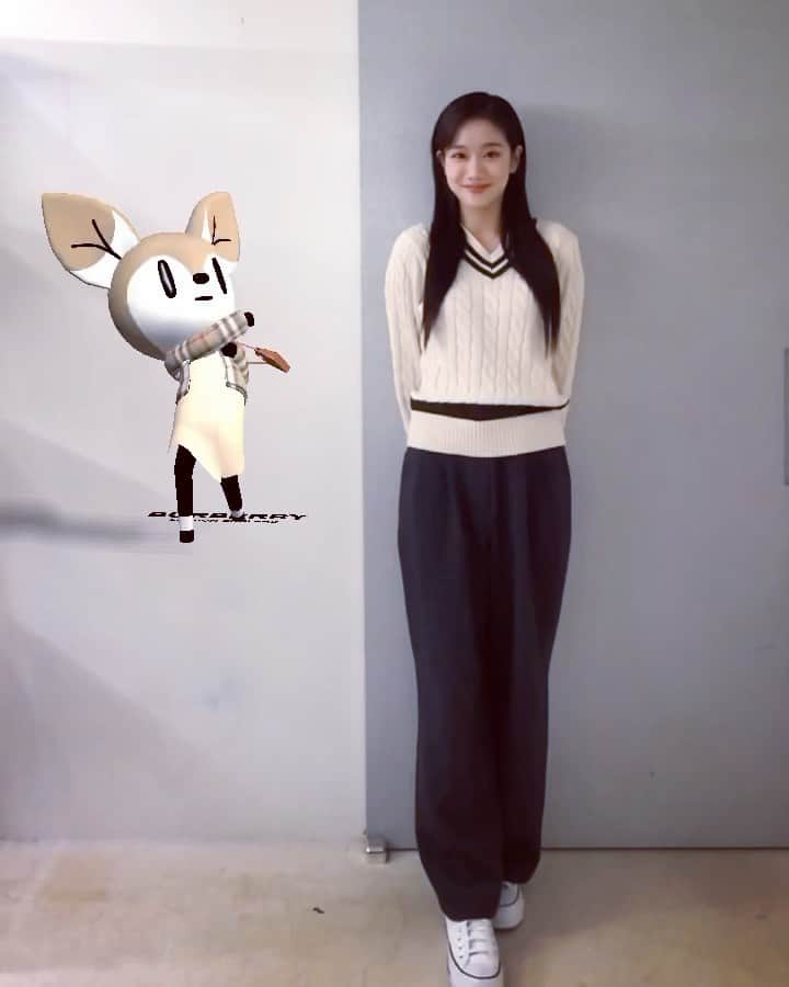 ナウンのインスタグラム：「🤎🤎🤎🤎🤎  #광고#burberry#버버리」