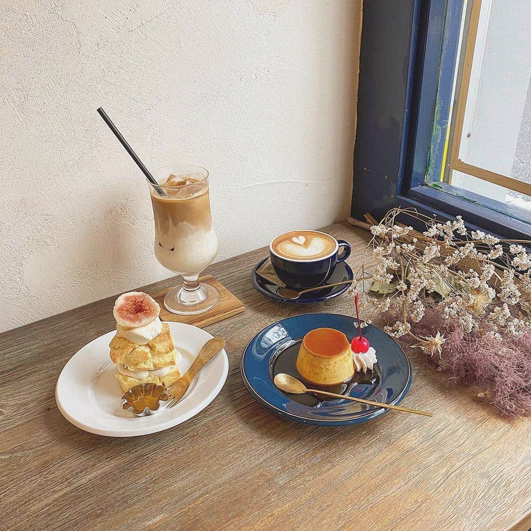 isutaさんのインスタグラム写真 - (isutaInstagram)「ドリンクのグラデーションが美しい…。﻿ かわいい1皿のスイーツが食べられるカフェ﻿ ﻿ ﻿ 神奈川県横浜市大和町にある「Little Village Cafe（リトル ビレッジ カフェ ）」は、山手駅から500mほどの場所にある小さなカフェ。﻿ ﻿ ﻿ 席は8席とかなり少なめなので、1～2名での来店がおすすめです◎﻿ ﻿ ﻿ こちらのお店の人気メニューはやはり「クリームソーダ」。﻿ ﻿ ﻿ 多くのお店では、メロンソーダが主流なのに対し、Little Village Cafeでは「桃のクリームソーダ」を販売しているんです！﻿ ﻿ ﻿ インスタ映え間違いなしなので、ぜひ1度見てみたいですね。﻿ ﻿ ﻿ 他にも季節のフルーツや食材をつかった限定スイーツがたくさん。﻿ ﻿ ﻿ どれも桃のクリームソーダと相性抜群な、フルーティーな味わいです。﻿ ﻿ ﻿ 気になる方はぜひチェックしてみてください！﻿ ﻿ ﻿ 【Little Village Cafe】﻿ 住所：神奈川県横浜市中区大和町1-13﻿ 営業時間：11:00～18:00 （L.O.17:00）﻿ 定休日： 水・木﻿ ﻿ ﻿ photo by﻿ @98_02n﻿ @paaachico﻿ @m_0319u﻿ @nkcha5﻿ ﻿ ﻿ #isuta #イスタ #isutapic﻿ #isutacafe #カフェ巡り #おしゃれカフェ﻿ #cafestagram #カフェ #カフェ好き﻿ #お洒落な人と繋がりたい #喫茶店﻿ #カフェ好きな人と繋がりたい #cafe﻿ #神奈川カフェ #横浜カフェ #littlevillagecafe ﻿ #リトルヴィレッジカフェ #山手カフェ ﻿ #横浜カフェ巡り #川崎カフェ #東京カフェ ﻿ #プリン #クリームソーダ #チーズケーキ﻿ #littlevillagecafe #山手カフェ #スイーツ ﻿ #スイーツ好きな人と繋がりたい #スコーン﻿ #スイーツ巡り #スイーツ部 #プリン」12月17日 18時50分 - isuta_jp