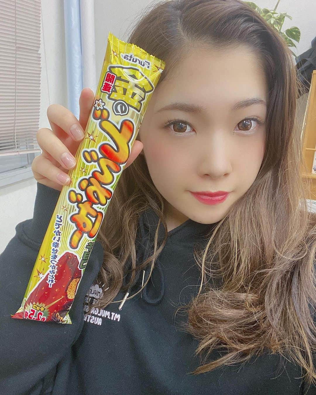 美波沙耶さんのインスタグラム写真 - (美波沙耶Instagram)「金のどでかばーをスタッフさんが頑張ったからってくれたの〜😚😚😚 ハメ潮吹きまくり！幸せすぎる！！！ 作品楽しみにしててね💓✨ Twitterの方にはこの金のどでかばーでえちえちな写真載っけてるからチェックしてみてね😎💋 ・ #美波沙耶 #バンビプロモーション #バンビプロモーション所属 #セクシー女優 #sexy #sëxy #sexyphoto #instagram #insta #instagood #instapic #instalike #followｍe #follow #金のどでかばー #どでかばー #japan_of_insta #japanesefood #japan_daytime_view #japanese #japanesegirl #撮影 #撮影後」12月17日 19時00分 - saya3na3