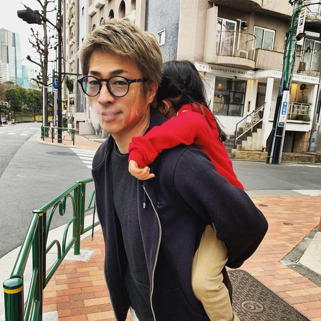 田村淳のインスタグラム：「できるだけおんぶしてあげたい でも…もう一人で歩きたがる… おんぶできる時間はあっという間です。  #おんぶ」