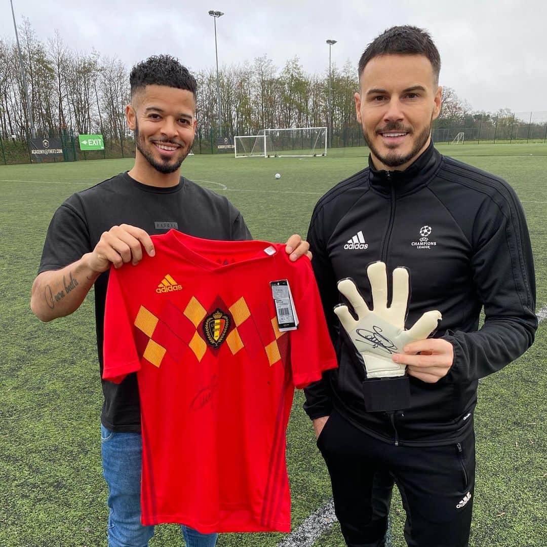 F2Freestylersのインスタグラム：「🚨DAY 5 GIVEAWAY🚨 Thibaut Courtois signed @belgianreddevils shirt and keeper glove! 🇧🇪👹 Tag 2 top keepers below 👇🧤for your chance to win!  Well done to winner of yesterday’s @virgilvandijk shirt, announced on story later! 👀🗣 #f2daysofchristmas」