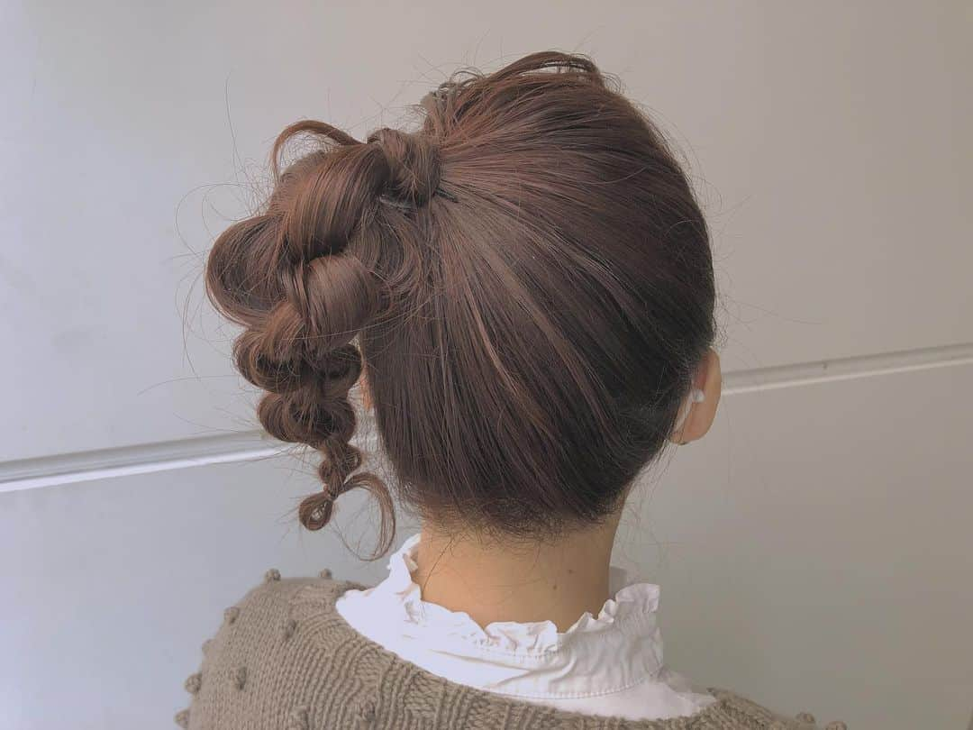 kawamura_takashi_camさんのインスタグラム写真 - (kawamura_takashi_camInstagram)「ヘアアレンジ & ヘアセット 河村タカシ もう12月も半分が過ぎてしまった。 2021年までもうほんとにわずか、、、  年末に向けてもうひと頑張りですね。  #ヘアアレンジ #hair #hairarrange #hairset #hairdresser #Lescheveux #cheveux #헤어 #헤어어레인지 #头发 #头发安排 #capelli #capelliearte #hairofinstagram #hairartistry #hairart #behindthechair #peinados #peinado #cheveuxboucles #hairlove #hairtutorials #hairtutorial #hairtrends #hair_videos #styleartists #allmodernhair #hairinspo」12月17日 18時56分 - kawamura_takashi_cam