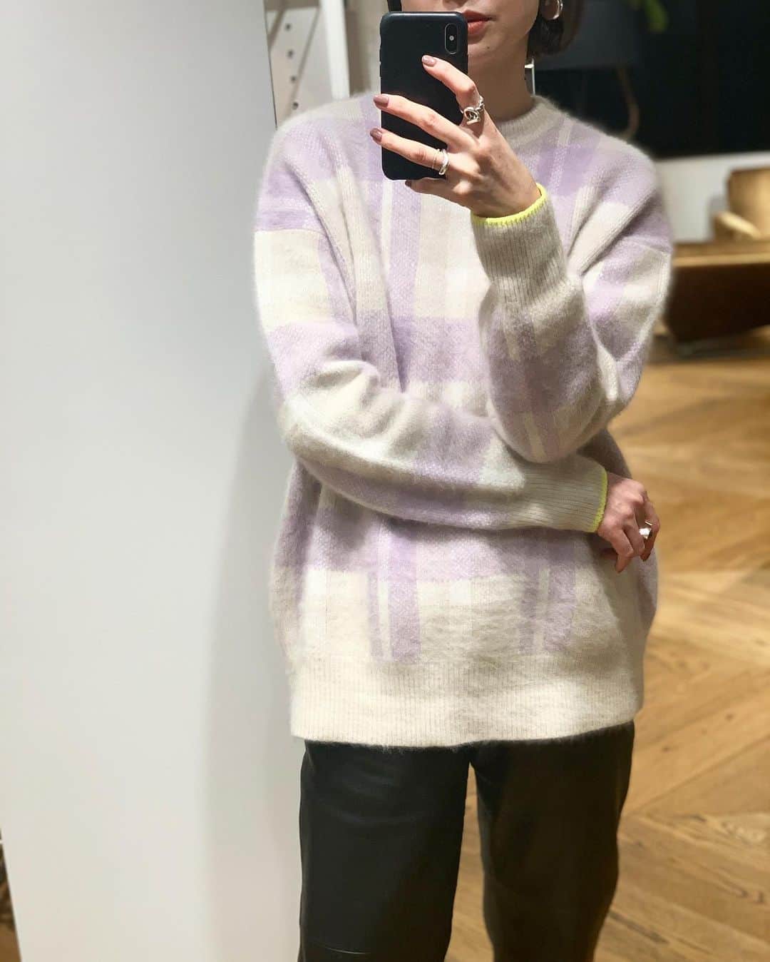 二ノ宮和佳子のインスタグラム：「Raccoon Check Jacquard Knit @aewen_matoph   チェックの色合わせと素材感に拘ったラクーンニット  袖口のイエローラインもw  ふわふわの毛足がたまらなく気持ちよくて、寒い今日みたいな日にピッタリ 甘い印象のニットなので、私はレザーを合わせてます グリーンベースのカラーもありますよ  #aewenmatoph #イウエンマトフ #check #jacquard #knit #レザーパンツ履きすぎw #暖かいからやめられない」