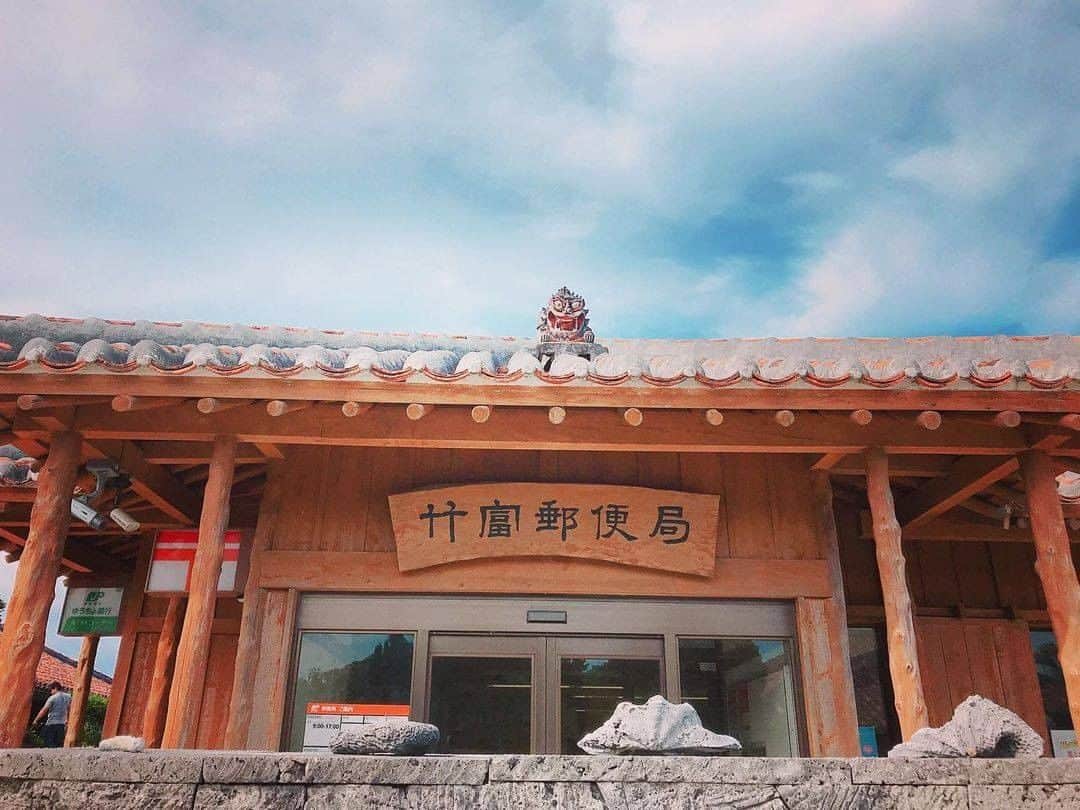 Be.okinawaのインスタグラム：「The white sandy paths and buildings with red-tiled roofs on Taketomi Island blend in with the townscape’s atmosphere. Taketomi post office with beautiful Ryukyu architecture is one of them.  📍: Taketomi Post Office 📷: @a.ca.rin___ Thank you very much for the wonderful photo!  Since people in Japan customarily exchange ‘Nengajo” (New Year's greeting cards), the next few weeks are the busiest time of the year for the post offices!  Hold on a little bit longer until the day we can welcome you! Experience the charm of Okinawa at home for now! #okinawaathome #staysafe  Tag your own photos from your past memories in Okinawa with #visitokinawa / #beokinawa to give us permission to repost!  #yaeyamaislands #taketomiisland #八重山諸島 #竹富島 #八重山群島 #야에야마제도 #다케토미섬 #postoffice #japan #travelgram #instatravel #okinawa #doyoutravel #japan_of_insta #passportready #japantrip #traveldestination #okinawajapan #okinawatrip #沖縄 #沖繩 #오키나와 #旅行 #여행 #打卡 #여행스타그램」