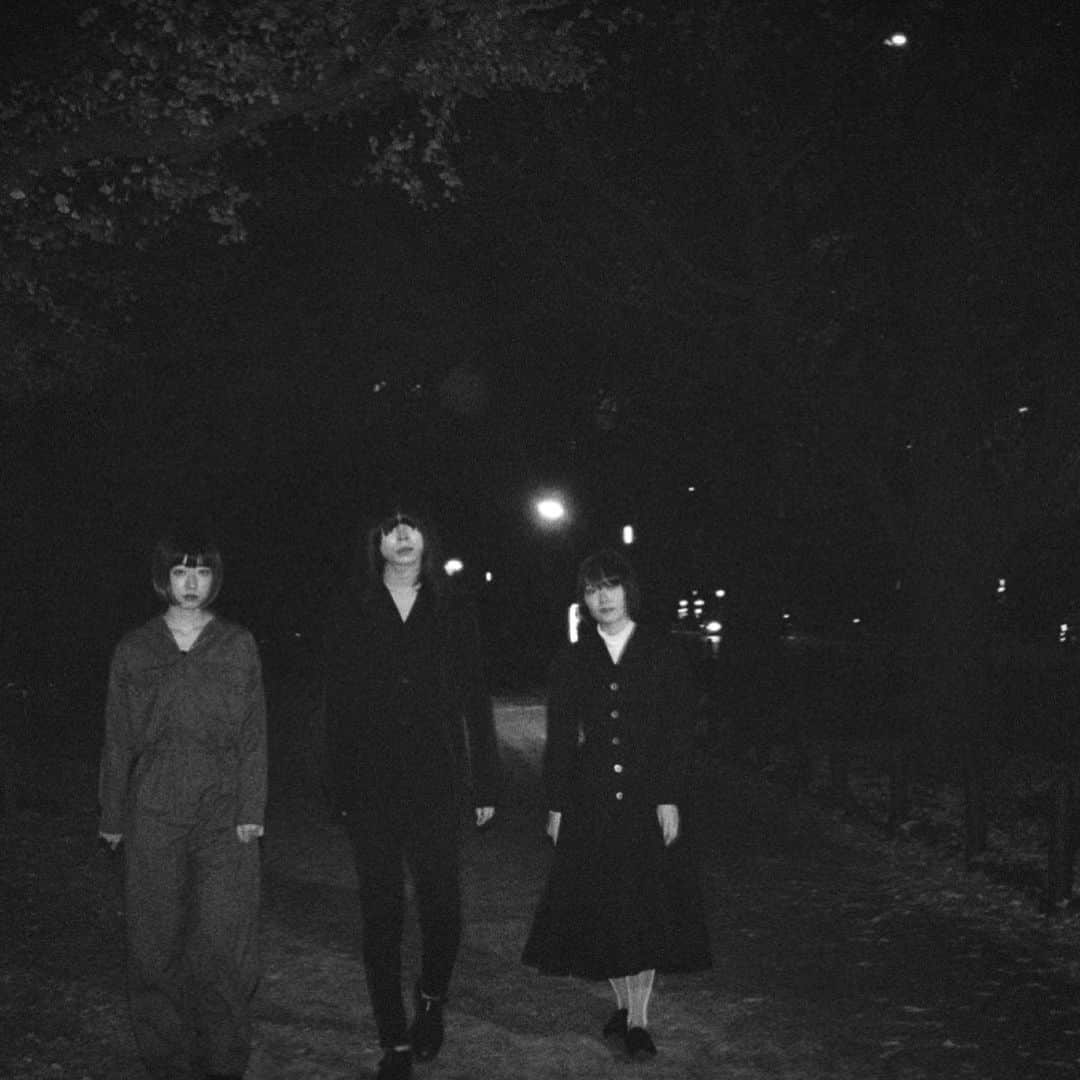 羊文学のインスタグラム：「［MEDIA］ 音楽ナタリーにてアルバム「POWERS」の特集記事を公開中！  ”葛藤するあなたへ、羊文学が「POWERS」で提示するお守りと拠り所”  メンバーインタビュー＆11名の表現者の方々からのコメント企画です  @music.natalie」