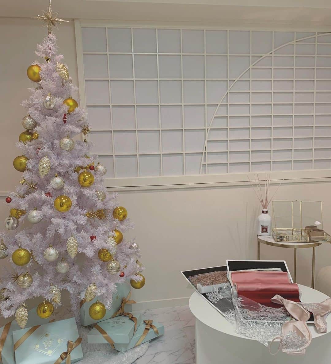 Tomomi Teradaのインスタグラム：「週末のPOP UPが楽しみ…🎄🎅🏻💖 今のところ土曜日の方が空きあります🥰お気軽にDMくださいね💌💕」