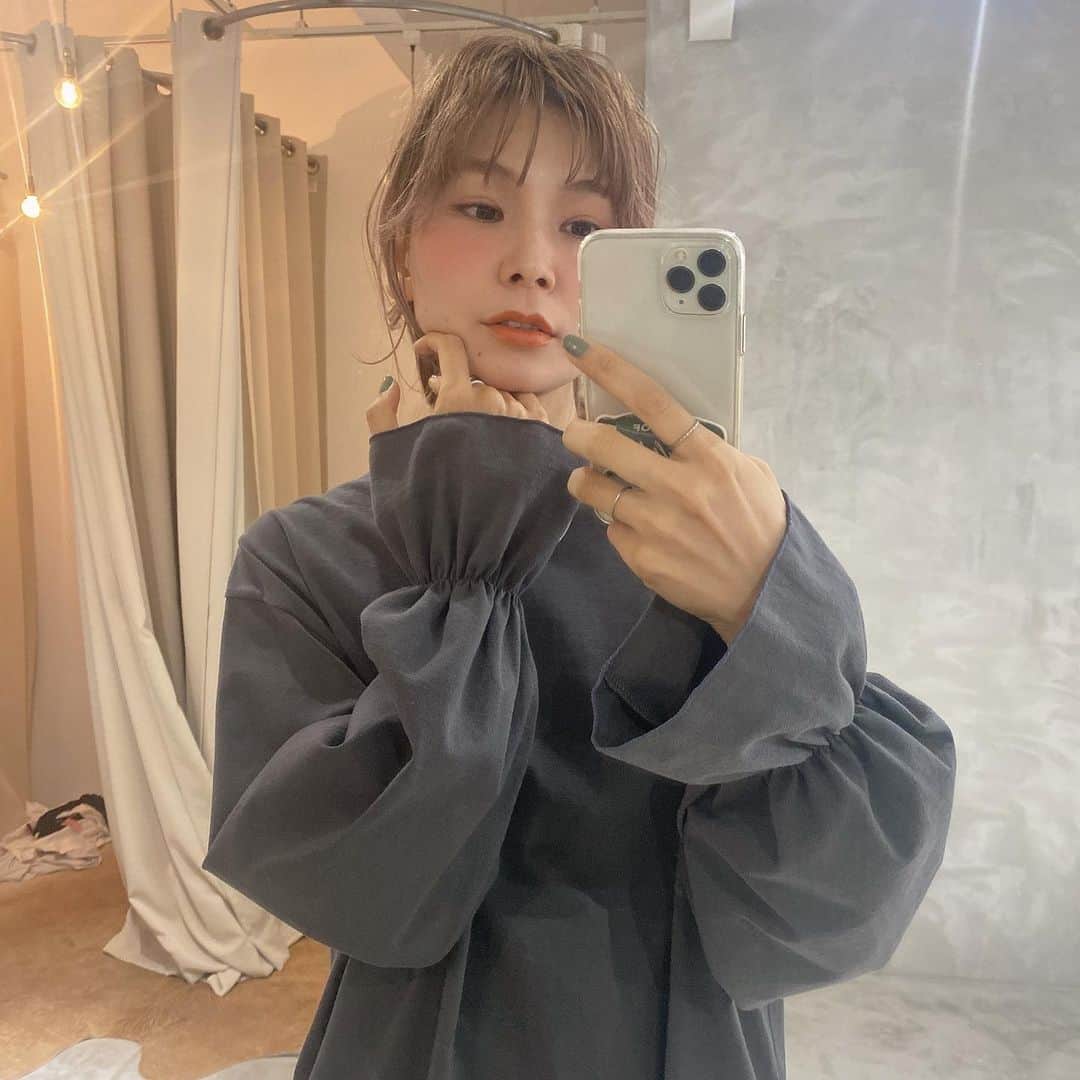 松田 美奈子のインスタグラム：「明日12/18fri.のお昼12時からALLUMER FAIRとアクセサリーのpopup商品をご紹介します💕 @merci__jp アカウントで、 @chiakky1105 としますのでぜひ🌿🧚🏻」