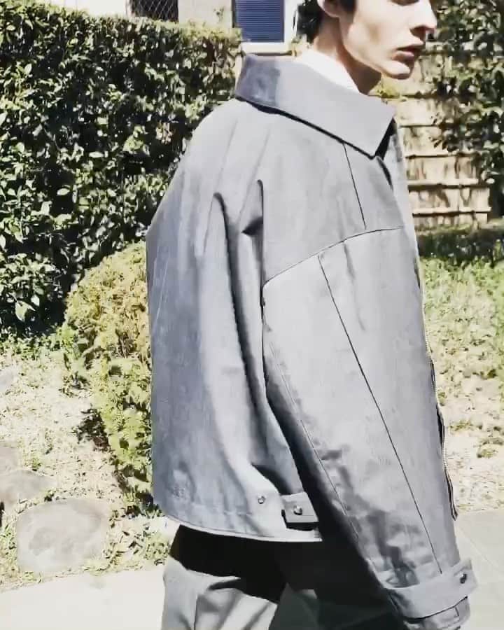 ウィザードのインスタグラム：「2020 FALL WINTER  “Metropolis Noise Laboratories"  BOX PLEATS DRIZZLER  ポリエステル／コットンの高密度チノ素材を使用しています。 着用時の動きに応じてディテールを強調するボックスプリーツが各所に配されているドリズラーブルゾン。 生地の程良いハリもディテールを引き立てています。 インナー側にはAirPods専用ポケットなども配されています。 インナーを着込みやすいオーバーシルエットです。  https://wizzard.stores.jp/  #wizzard_fac #wizzard #fashion #tokyofashion #streetfashion #fashionphoto #designersbrand #domesticbrand #mensfashion #2020aw #メンズファッション #ファッションブランド #ウィザード #ブルゾン」