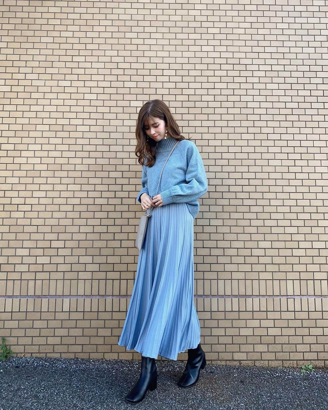 のインスタグラム：「#code . . 上下 @kuih_store ❤︎ ニットは2着目✨ 前回はライトベージュで今回はブルー💙 このニットすごく可愛くて合わせやすくて好き✨ . . ボトムスはニットのプリーツスカートだよ💓 丈感もシルエットもいい感じです🙆‍♀️ 色違いで欲しくなる😍 . . ブルーでワントーンコーデ💙💙 . . . #kuihst #kuih #クイ #ママコーデ #ママファッション #プチプラコーデ #シンプルコーデ #大人カジュアル #カジュアルコーデ #きれいめカジュアル #大人可愛い #きれいめコーデ #30代ファッション #30代コーデ #着回しコーデ #今日のコーデ #コーデ #オフィスカジュアル #オフィスコーデ #ワントーンコーデ #大人army #mamagirl #locari #ponte_fashion #mineby3mootd #오오티디 #데일리룩」